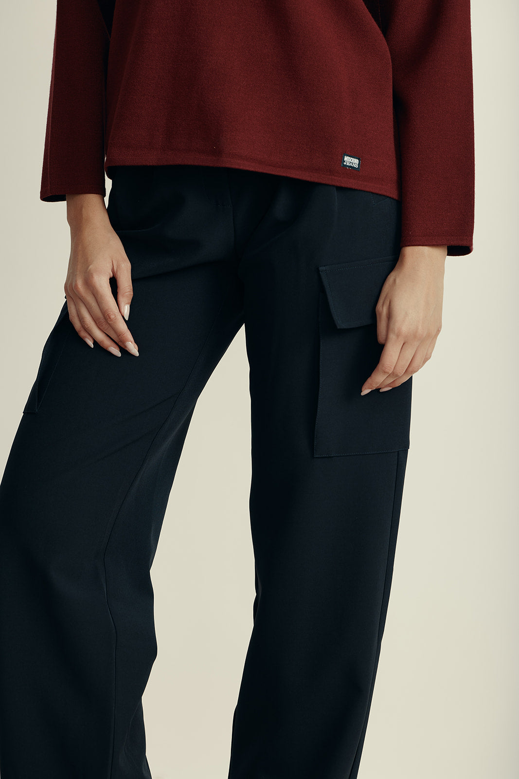 מכנסיים בגזרה ישרה עם כיס צדדיהרכב: 80% פוליאסטר, 1% אלסטן; בד משני: 52% ויסקוזה, 48% אצטטהדוגמנית בגובה 1.80 ולובשת מידה 42 איטלקית