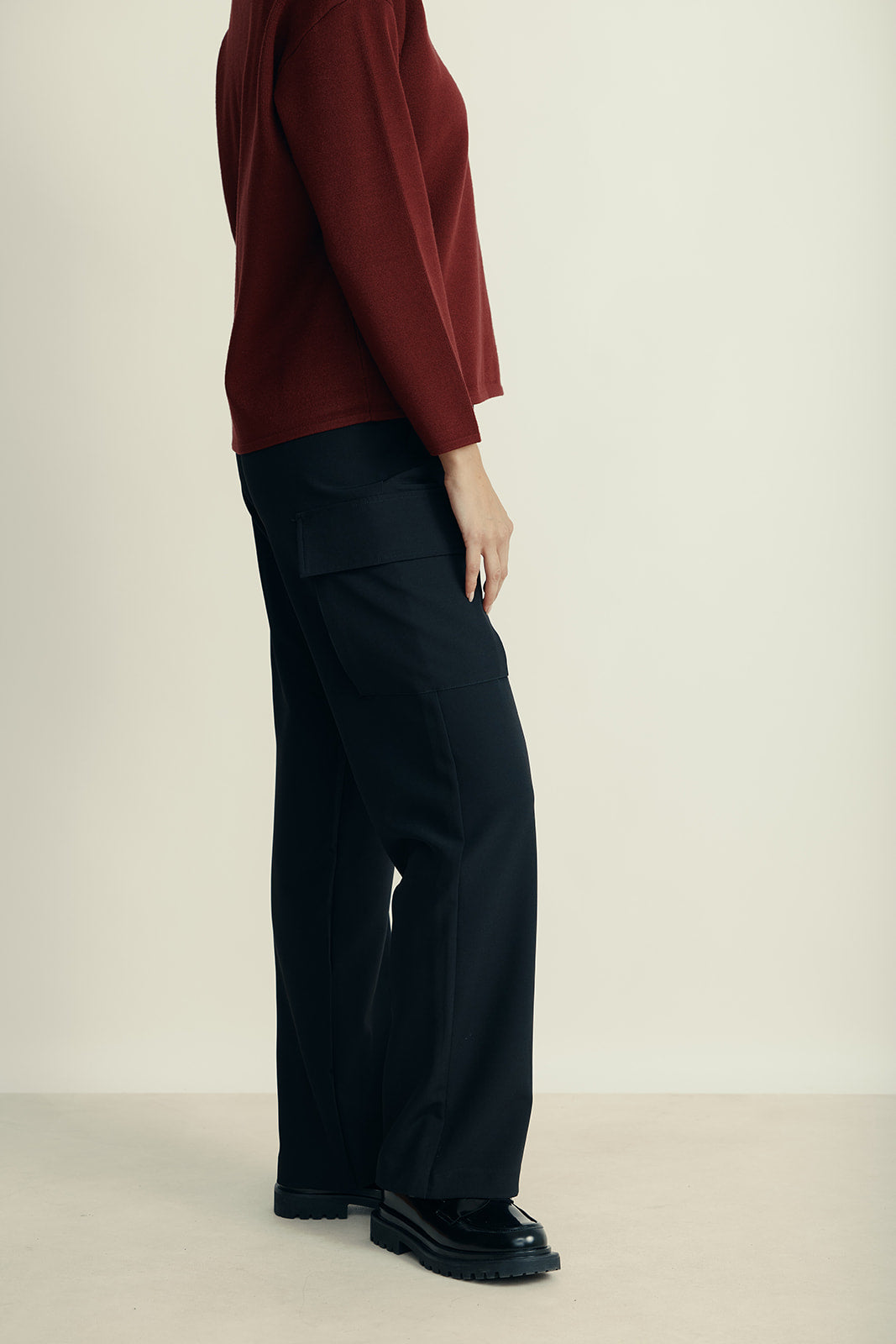 מכנסיים בגזרה ישרה עם כיס צדדיהרכב: 80% פוליאסטר, 1% אלסטן; בד משני: 52% ויסקוזה, 48% אצטטהדוגמנית בגובה 1.80 ולובשת מידה 42 איטלקית