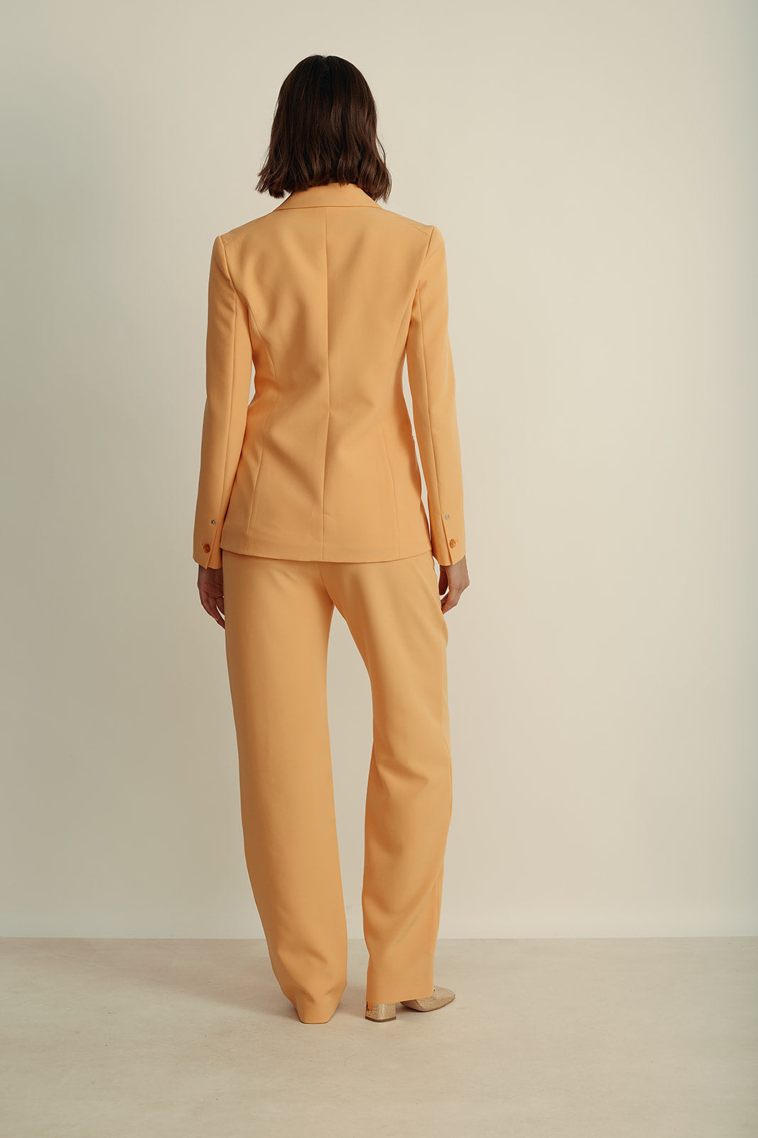 מכנסיים מחוייטים מקולקציית MOSCHINO Jeans עם תפירה מיוחדת בחלק הקידמיהרכב: 88% פוליאסטר, 12% אלסטןהדוגמנית בגובה 1.80 ולובשת מידה 44 איטלקית