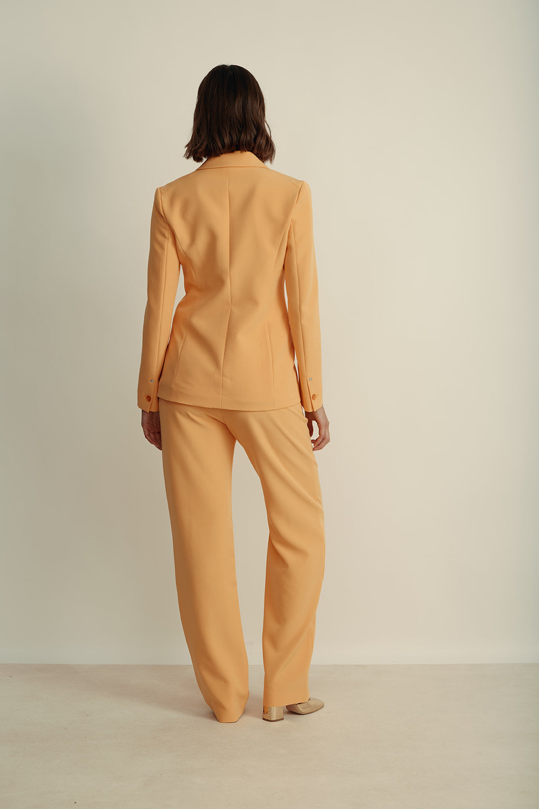 בלייזר מחוייט מקולקציית MOSCHINO Jeans עם כיסים נסתריםהרכב: 88% פוליאסטר, 12% אלסטןהדוגמנית בגובה 1.80 ולובשת מידה 42 איטלקית