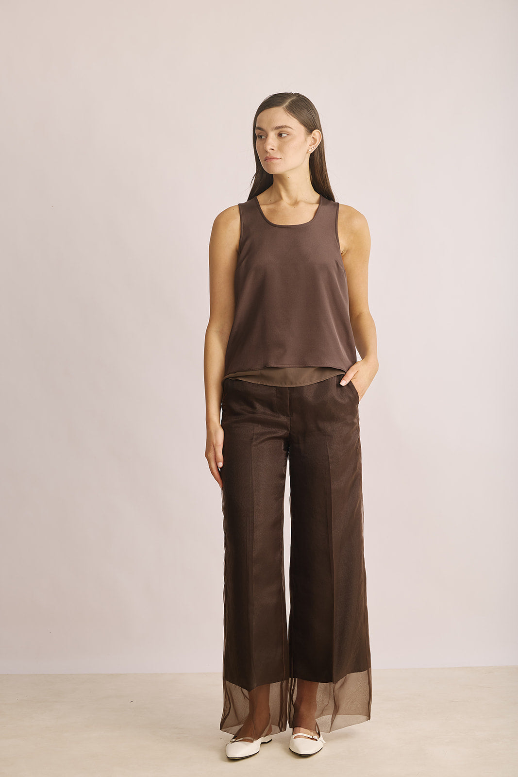 מכנסיים מתרחבים בגזרה גבוהה עם בד כפול שקוף למחצההרכב: 100% פוליאסטרהדוגמנית בגובה 1.80 ולובשת מידה 42 של PESERICO