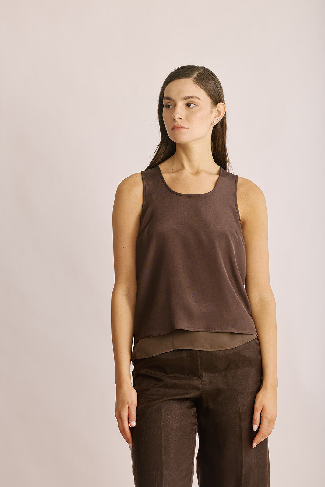 גופייה אלגנטית המורכבת מ-2 שכבות, צווארון במפתח עגולהרכב: 91% משי, 9% אלסטןהדוגמנית בגובה 1.80 ולובשת מידה 42 של PESERICO