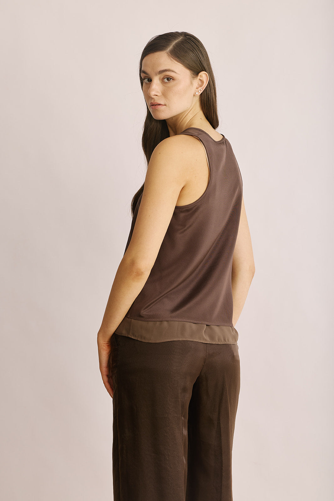 גופייה אלגנטית המורכבת מ-2 שכבות, צווארון במפתח עגולהרכב: 91% משי, 9% אלסטןהדוגמנית בגובה 1.80 ולובשת מידה 42 של PESERICO