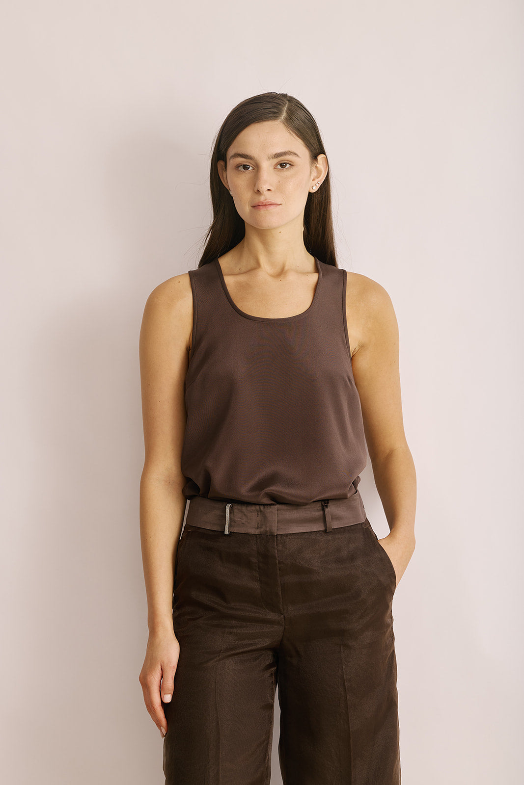 גופייה אלגנטית המורכבת מ-2 שכבות, צווארון במפתח עגולהרכב: 91% משי, 9% אלסטןהדוגמנית בגובה 1.80 ולובשת מידה 42 של PESERICO