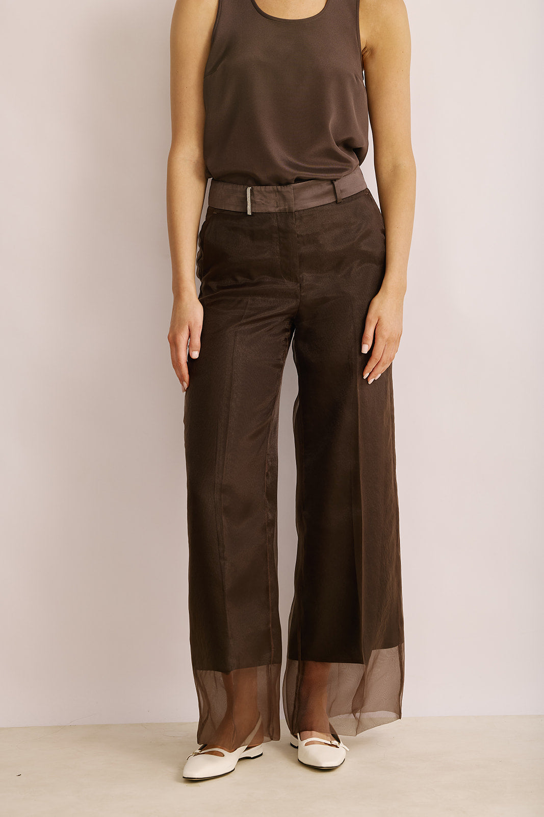 מכנסיים מתרחבים בגזרה גבוהה עם בד כפול שקוף למחצההרכב: 100% פוליאסטרהדוגמנית בגובה 1.80 ולובשת מידה 42 של PESERICO