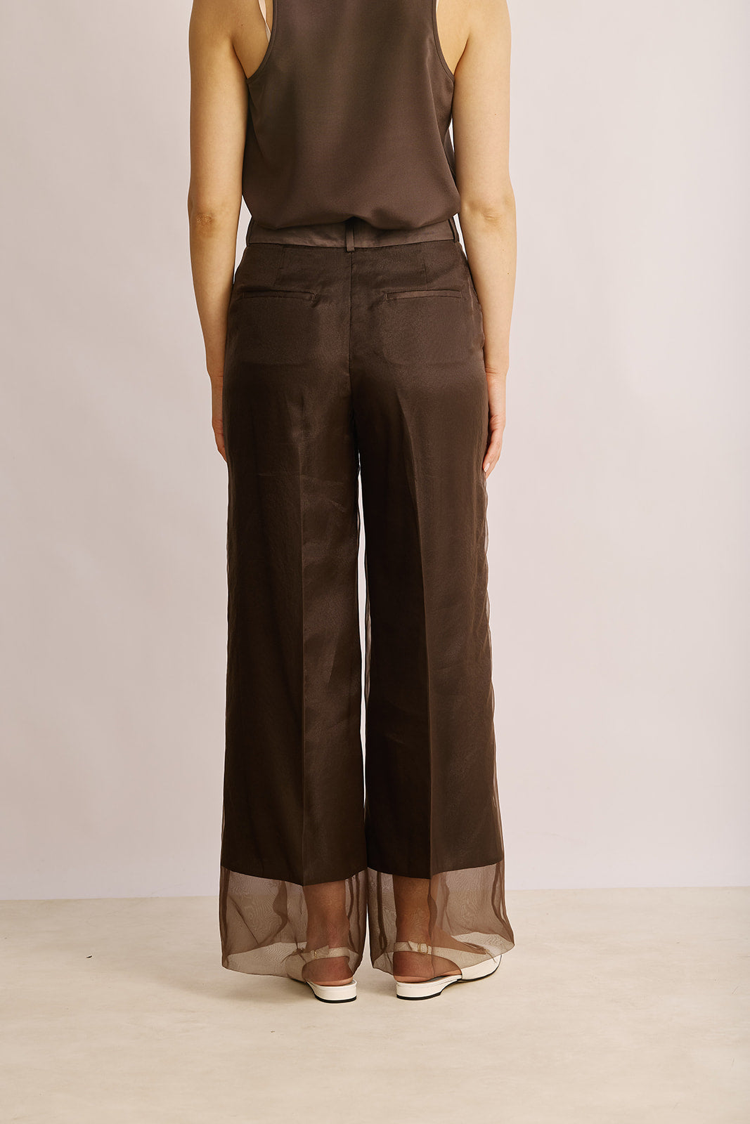 מכנסיים מתרחבים בגזרה גבוהה עם בד כפול שקוף למחצההרכב: 100% פוליאסטרהדוגמנית בגובה 1.80 ולובשת מידה 42 של PESERICO