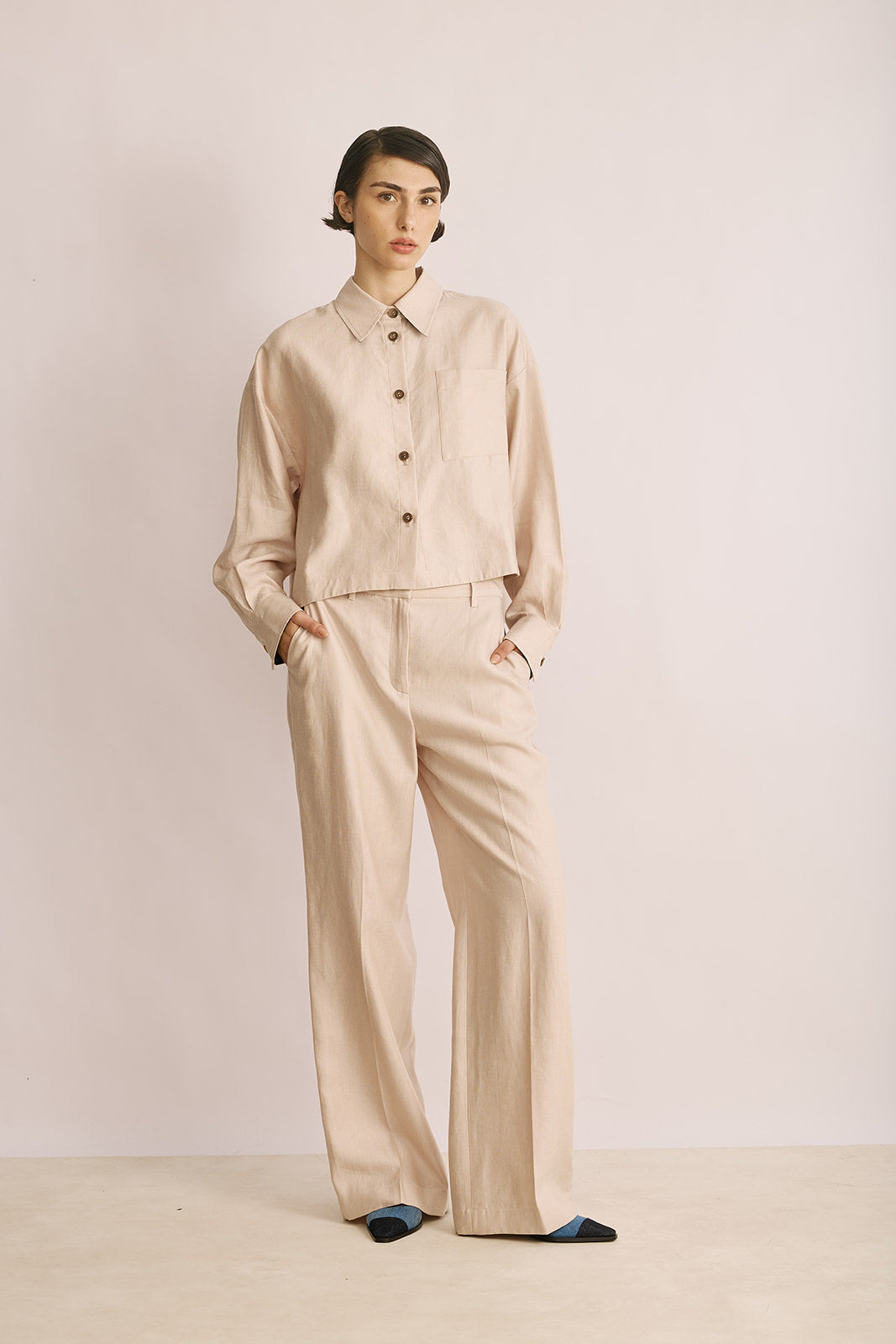 מכנסיים מחוייטים בגזרה מתרחבתהרכב: 53% פשתן, 47% משיהדוגמנית בגובה 1.78 ולובשת מידה 42 של LORENA ANTONIAZZI