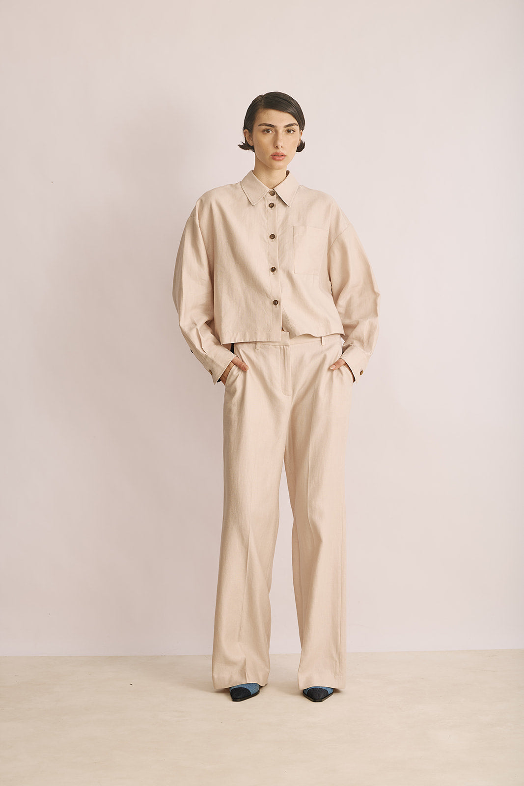 חולצה מכופתרת בגזרת קרופ עם כיס קידמיהרכב: 53% פשתן, 47% משיהדוגמנית בגובה 1.78 ולובשת מידה 42 של LORENA ANTONIAZZI