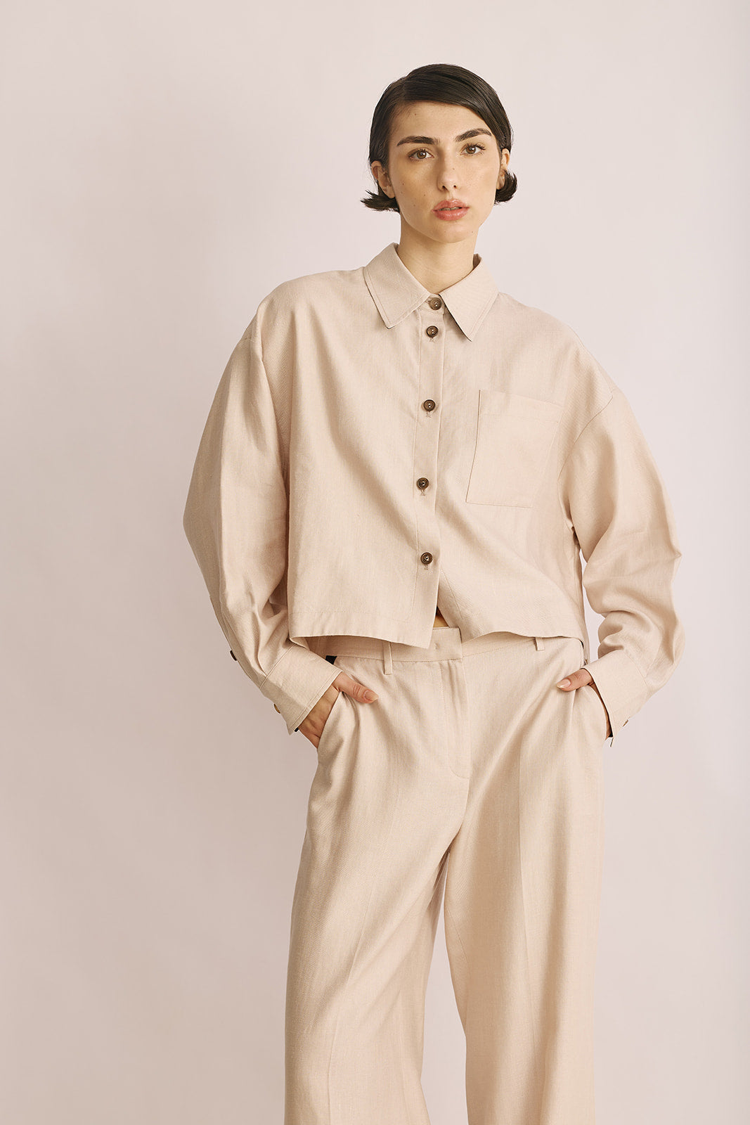 חולצה מכופתרת בגזרת קרופ עם כיס קידמיהרכב: 53% פשתן, 47% משיהדוגמנית בגובה 1.78 ולובשת מידה 42 של LORENA ANTONIAZZI