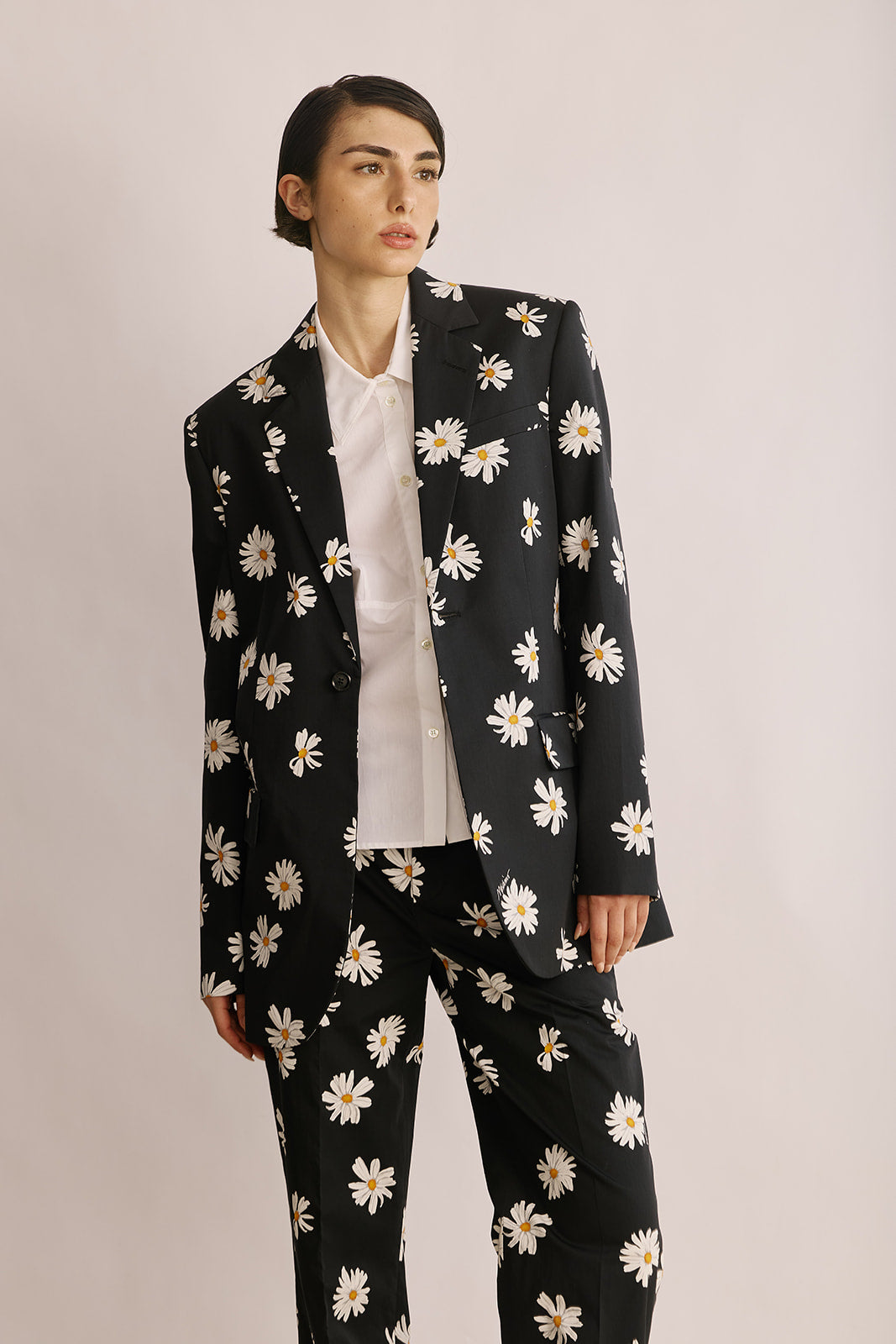 בלייזר מחויט עם הדפס פרחיםהרכב: 100% כותנההדוגמנית בגובה 1.78 ולובשת מידה 38 של MOSCHINO