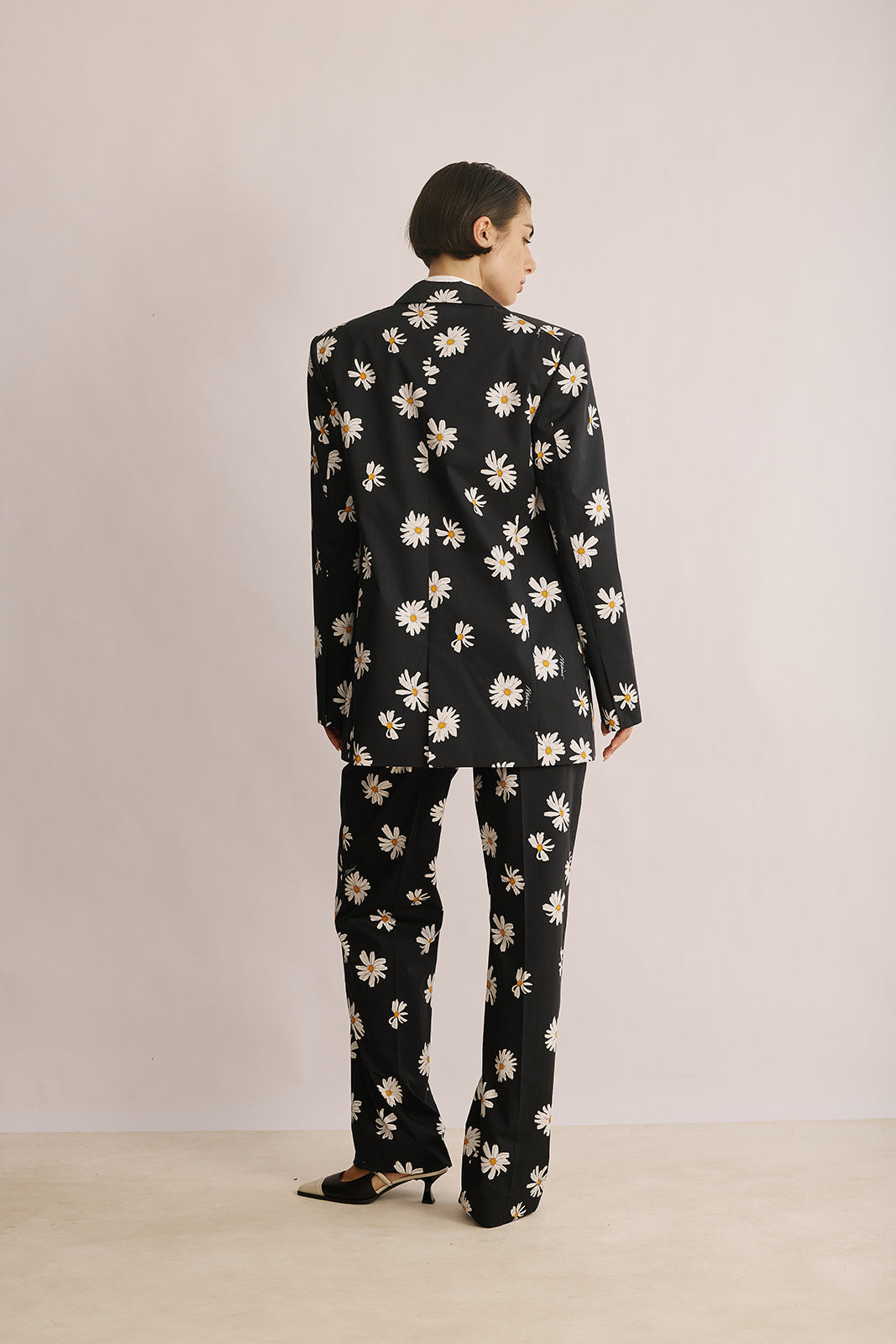 בלייזר מחויט עם הדפס פרחיםהרכב: 100% כותנההדוגמנית בגובה 1.78 ולובשת מידה 38 של MOSCHINO