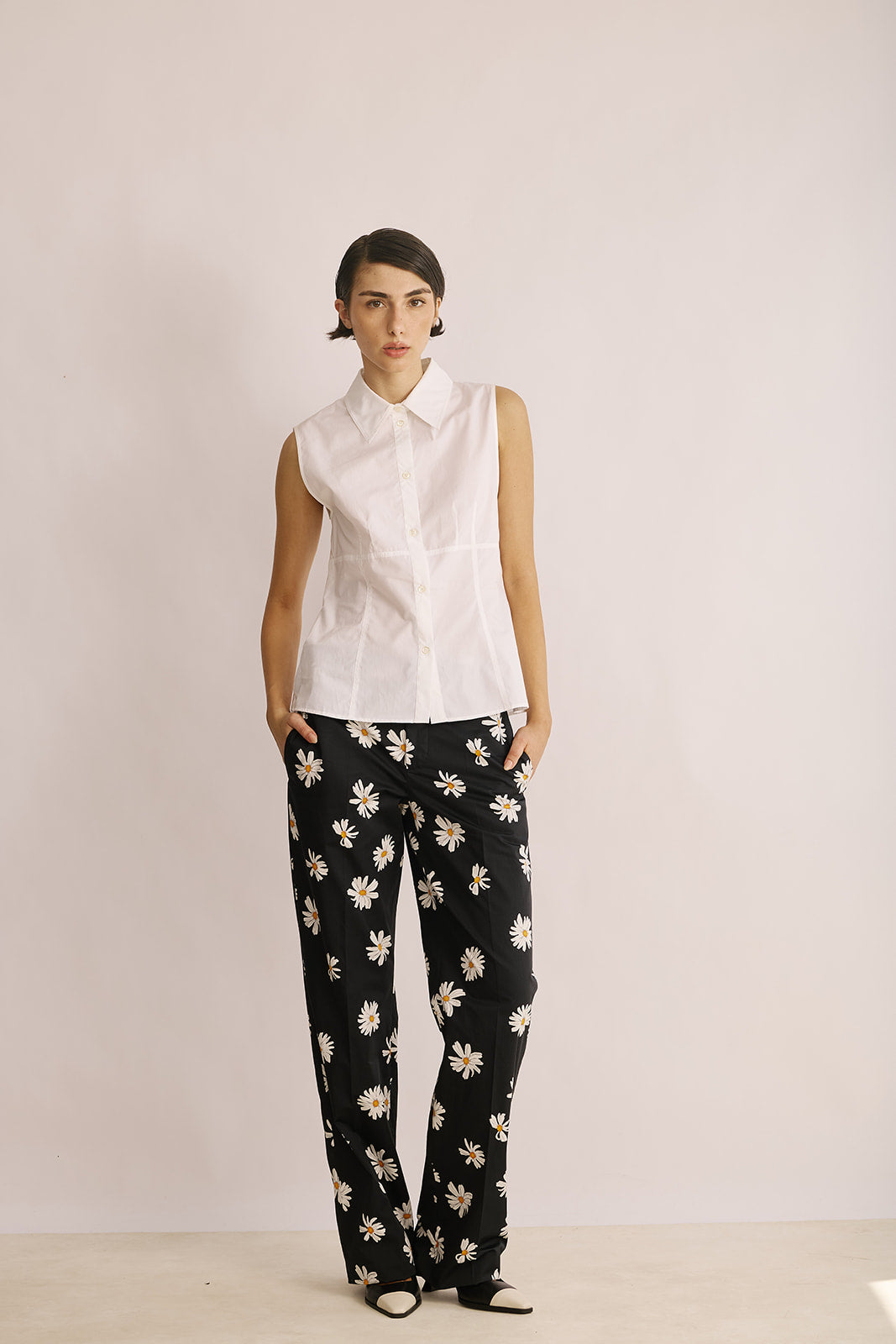 מכנסיים מחוייטים עם הדפס פרחיםהרכב: 100% כותנההדוגמנית בגובה 1.78 ולובשת מידה 42 של MOSCHINO