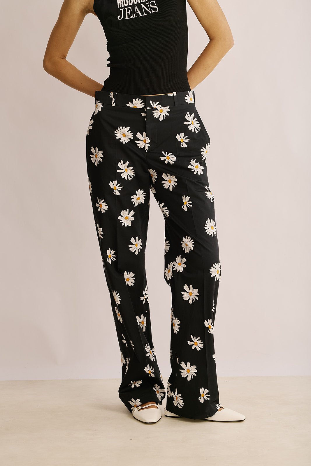 מכנסיים מחוייטים עם הדפס פרחיםהרכב: 100% כותנההדוגמנית בגובה 1.78 ולובשת מידה 42 של MOSCHINO