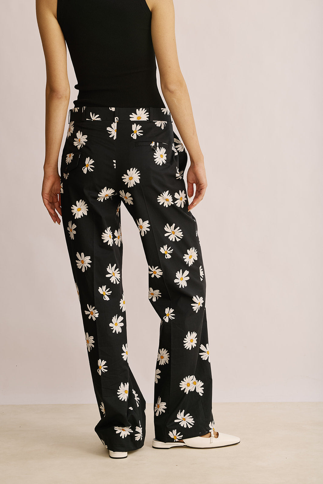 מכנסיים מחוייטים עם הדפס פרחיםהרכב: 100% כותנההדוגמנית בגובה 1.78 ולובשת מידה 42 של MOSCHINO