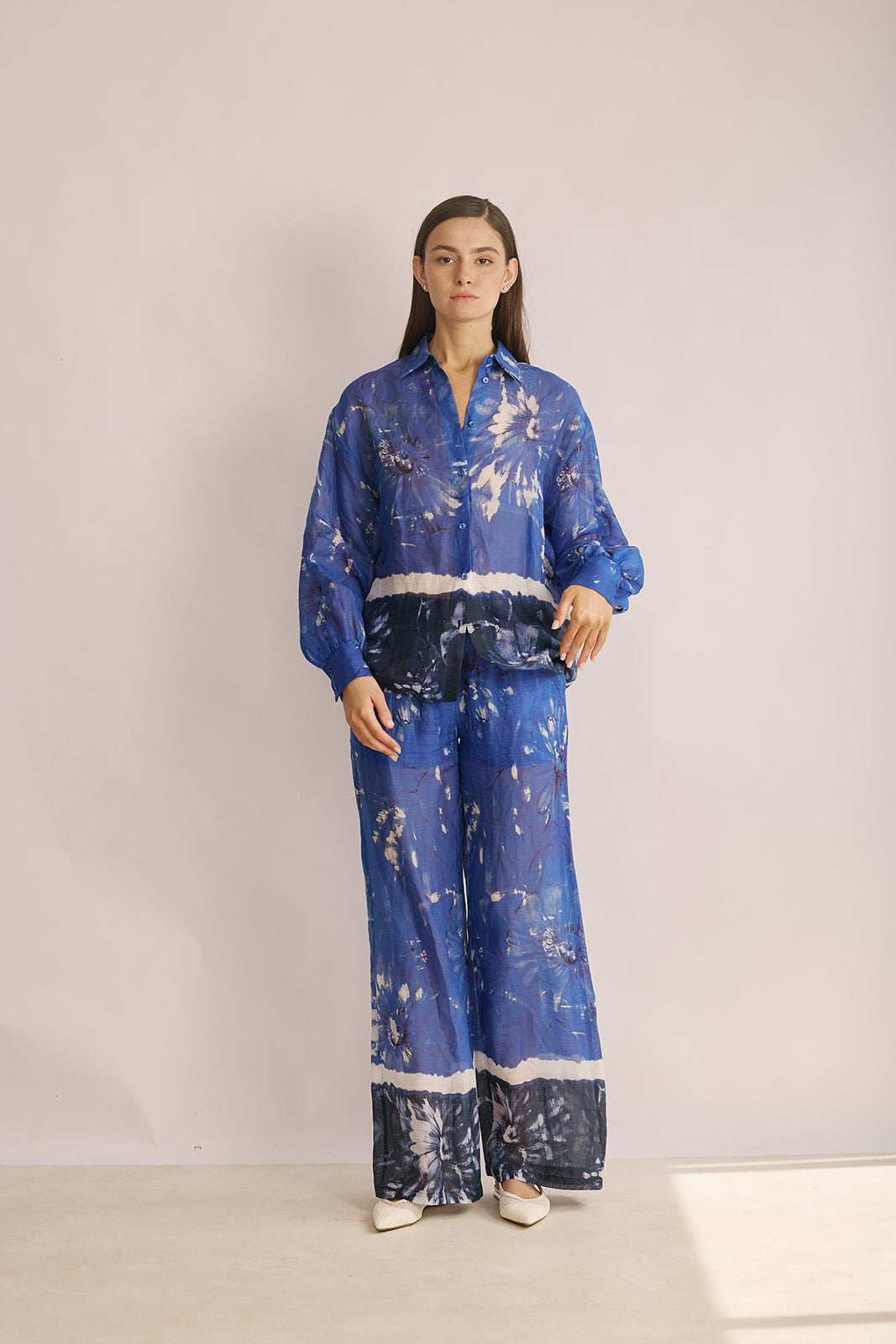 חולצה מכופתרת עם הדפסהרכב: 100% ראמיהדוגמנית בגובה 1.80 ולובשת מידה 40 של Ermanno Scervino