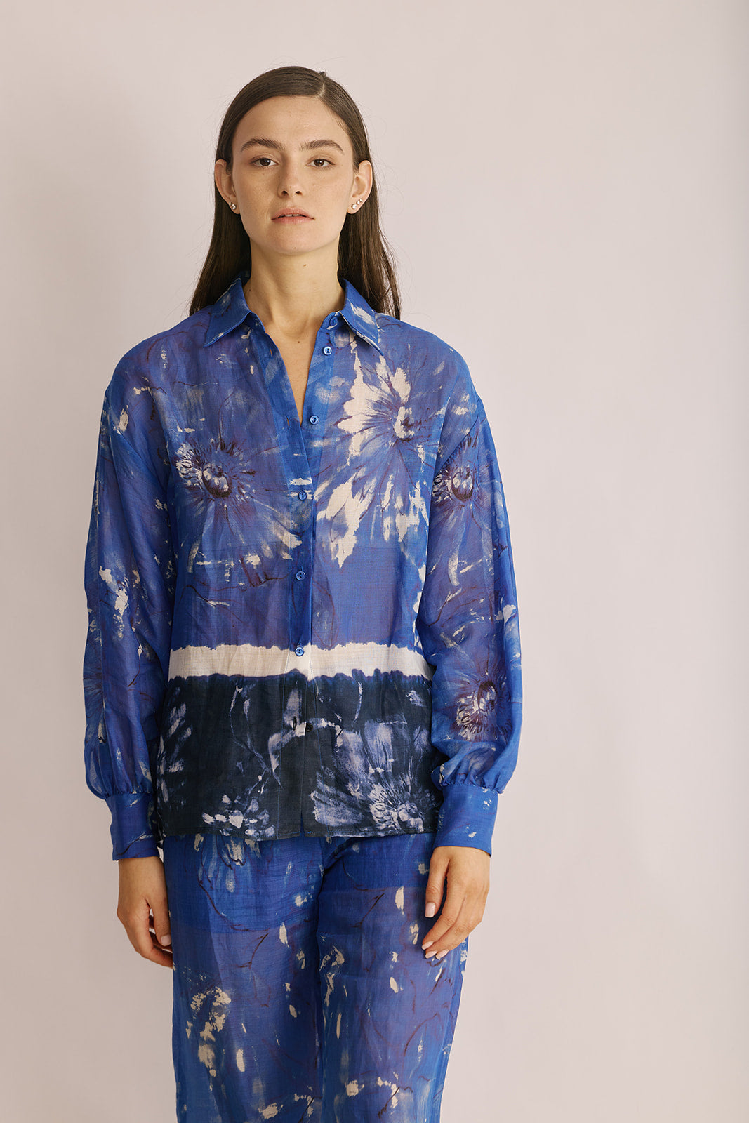 חולצה מכופתרת עם הדפסהרכב: 100% ראמיהדוגמנית בגובה 1.80 ולובשת מידה 40 של Ermanno Scervino