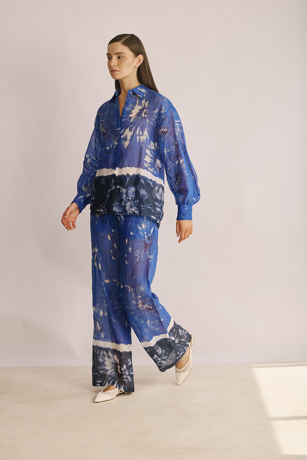 חולצה מכופתרת עם הדפסהרכב: 100% ראמיהדוגמנית בגובה 1.80 ולובשת מידה 40 של Ermanno Scervino