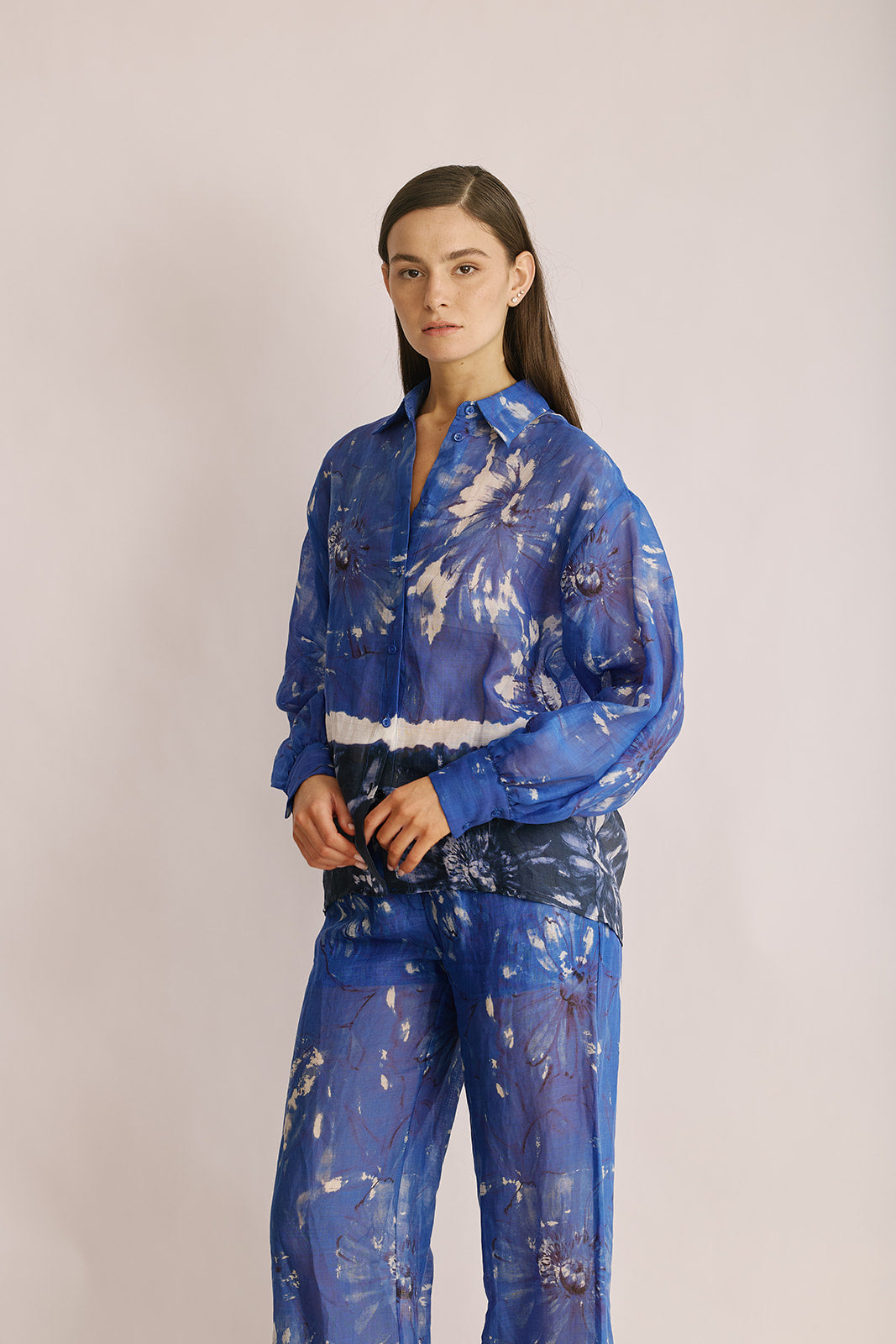 חולצה מכופתרת עם הדפסהרכב: 100% ראמיהדוגמנית בגובה 1.80 ולובשת מידה 40 של Ermanno Scervino