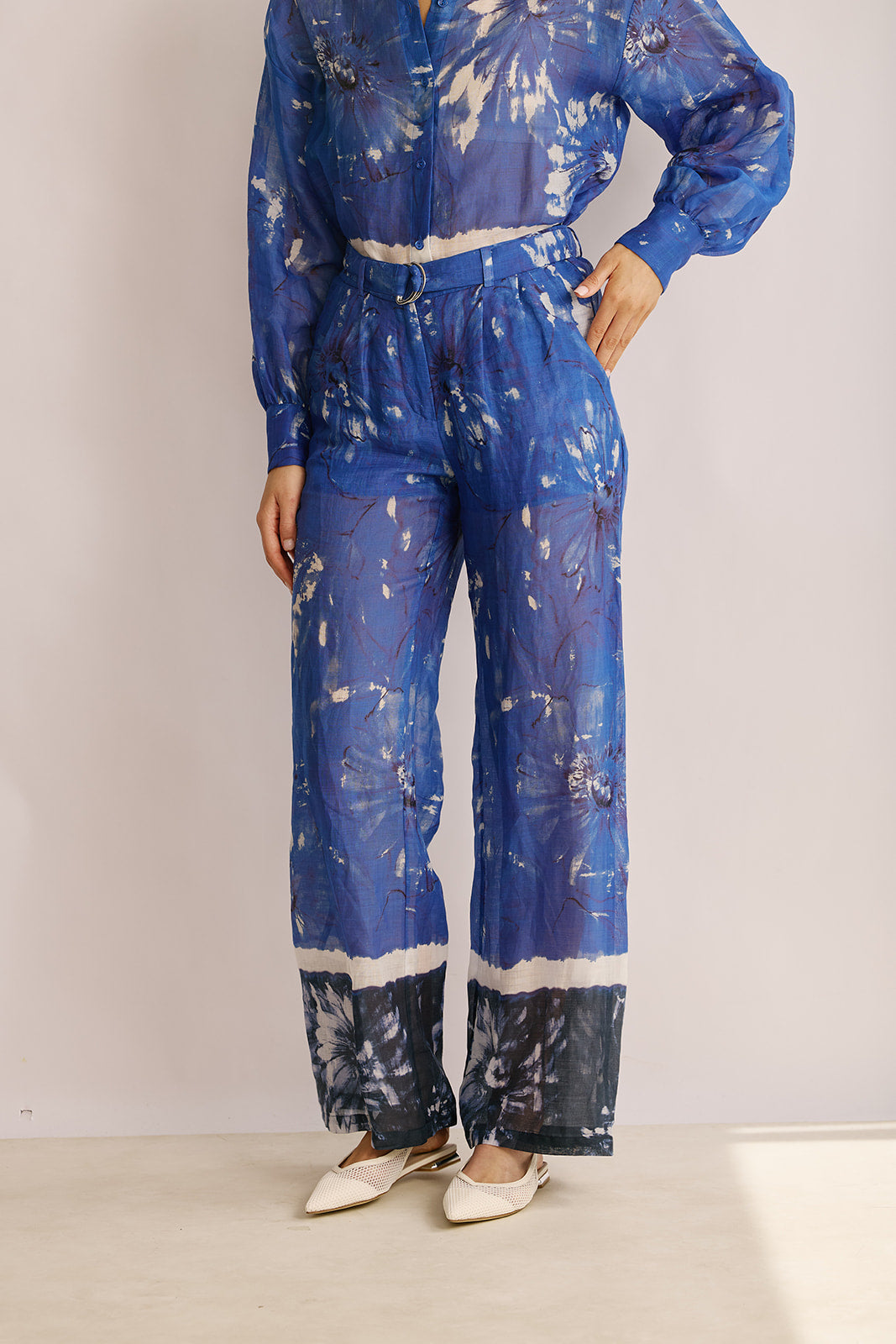 מכנסיים מתרחבות עם חגורת מותן בהדפס טאי דאיהרכב: 100% ראמיהדוגמנית בגובה 1.80 ולובשת מידה 40 של Ermanno Scervino