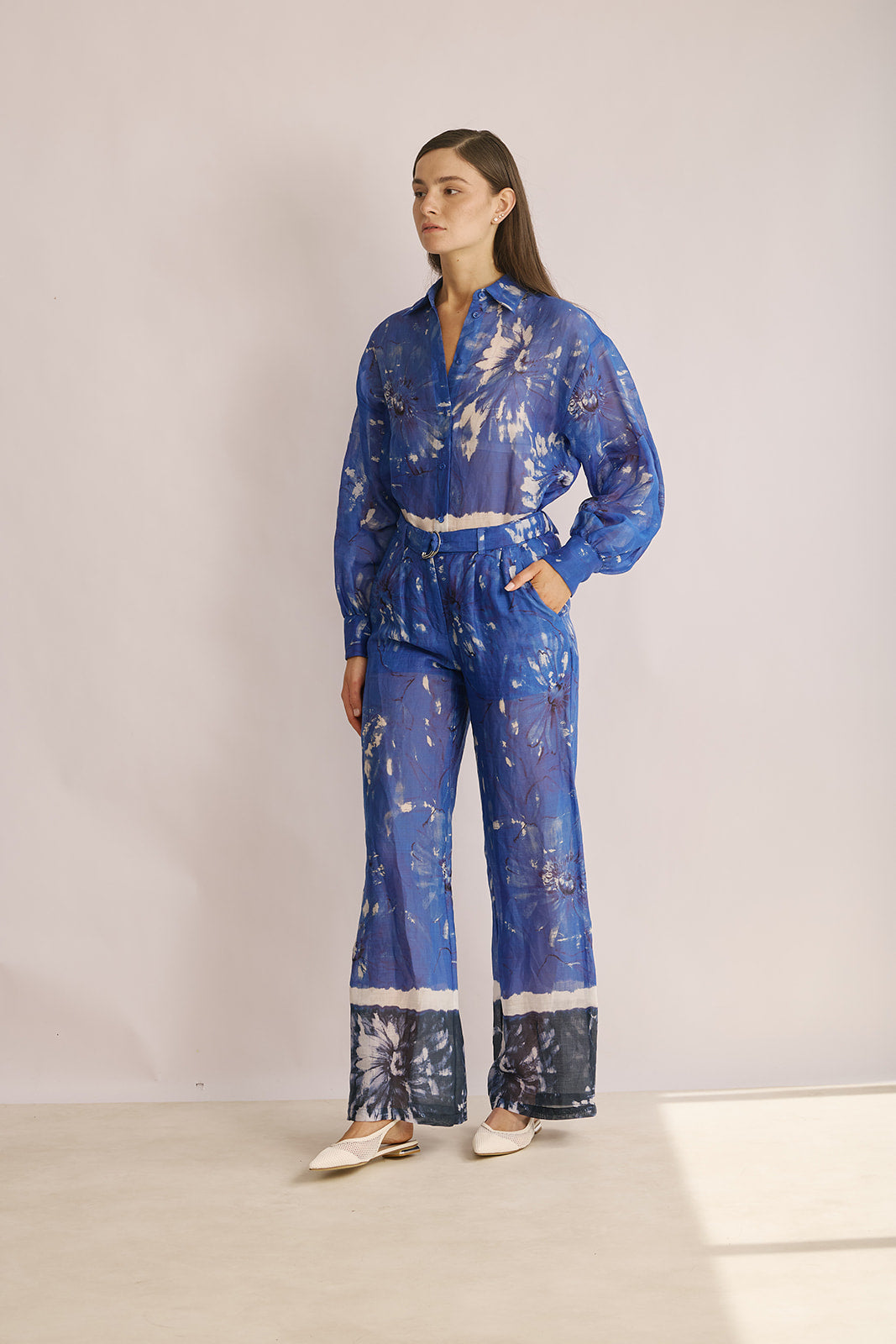 מכנסיים מתרחבות עם חגורת מותן בהדפס טאי דאיהרכב: 100% ראמיהדוגמנית בגובה 1.80 ולובשת מידה 40 של Ermanno Scervino