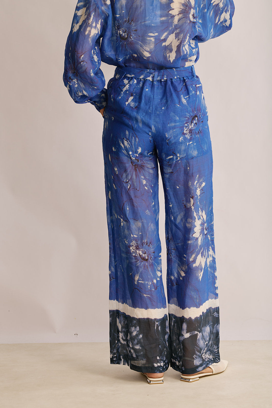 מכנסיים מתרחבות עם חגורת מותן בהדפס טאי דאיהרכב: 100% ראמיהדוגמנית בגובה 1.80 ולובשת מידה 40 של Ermanno Scervino