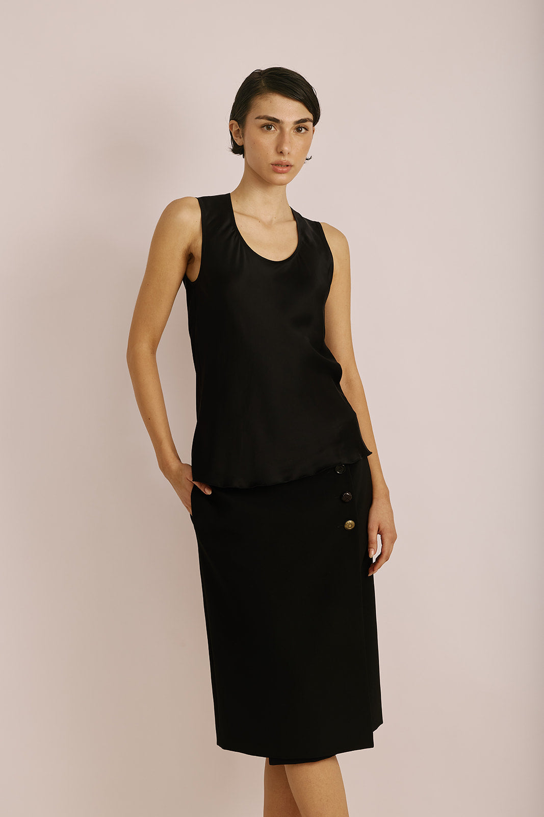 חצאית מחוייטת באורך מידי עם סגירת כפתורים בצדהרכב: 88% פוליאסטר, 12% אלסטןהדוגמנית בגובה 1.78 ולובשת מידה 42 של MOSCHINO