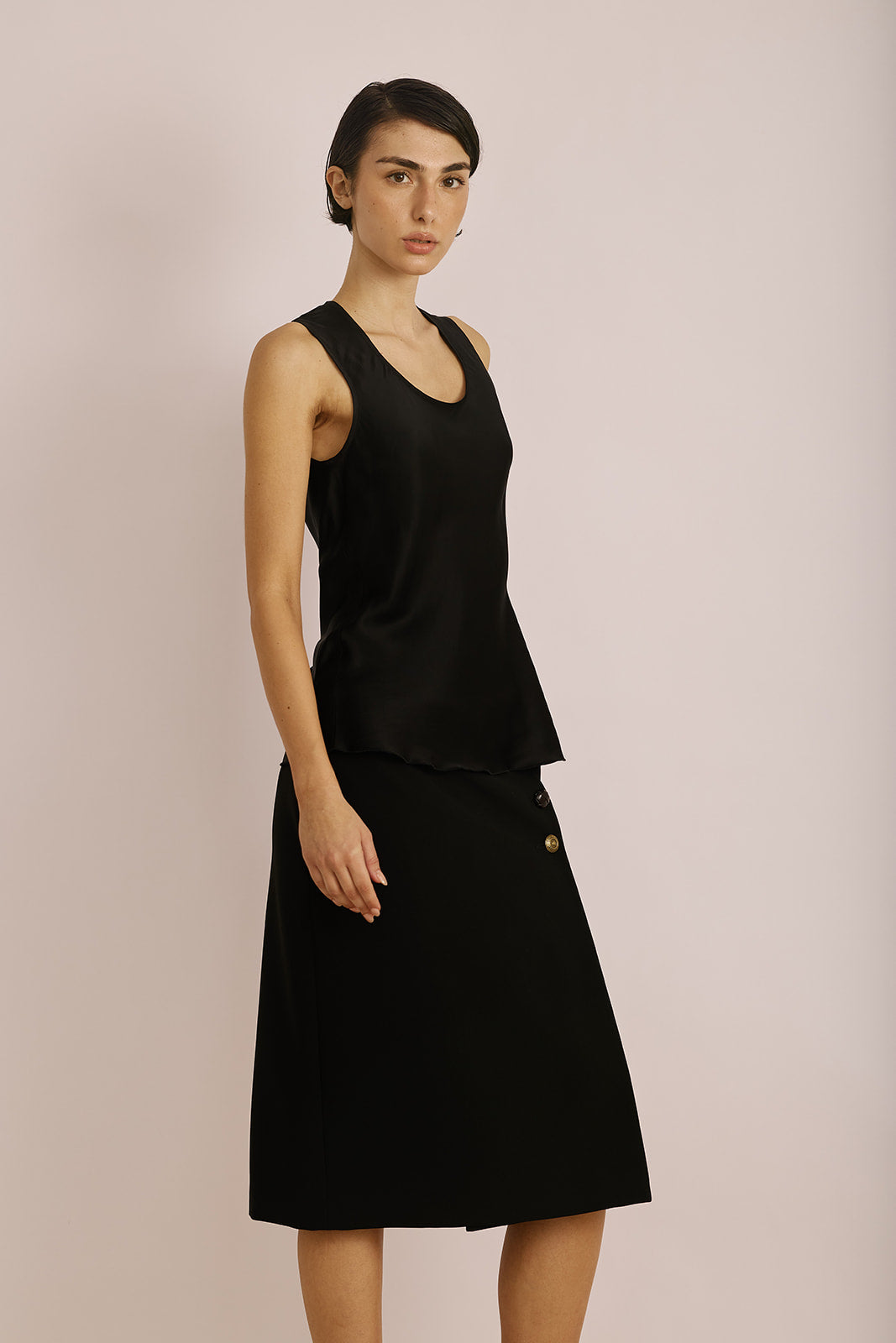 חצאית מחוייטת באורך מידי עם סגירת כפתורים בצדהרכב: 88% פוליאסטר, 12% אלסטןהדוגמנית בגובה 1.78 ולובשת מידה 42 של MOSCHINO