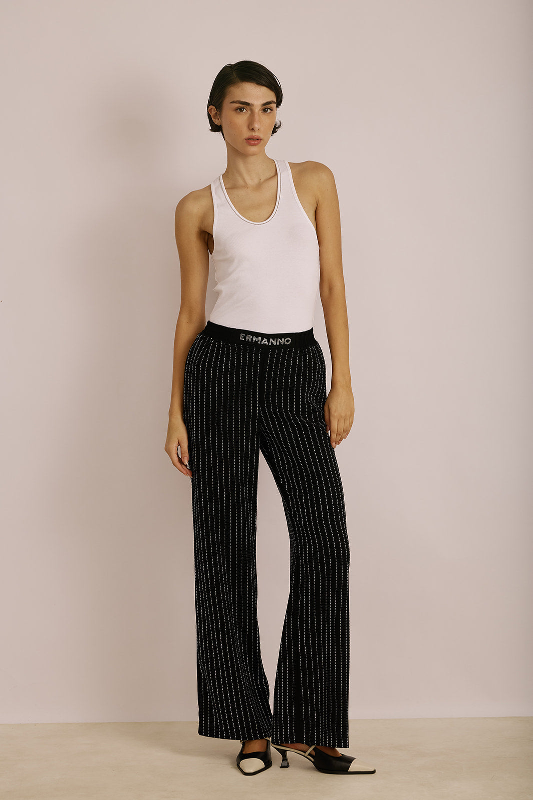 גופיית ריב עם עיטור בצווארוןהרכב: 94% כותנה, 6% אלסטןהדוגמנית בגובה 1.80 ולובשת מידה 42 של PESERICO