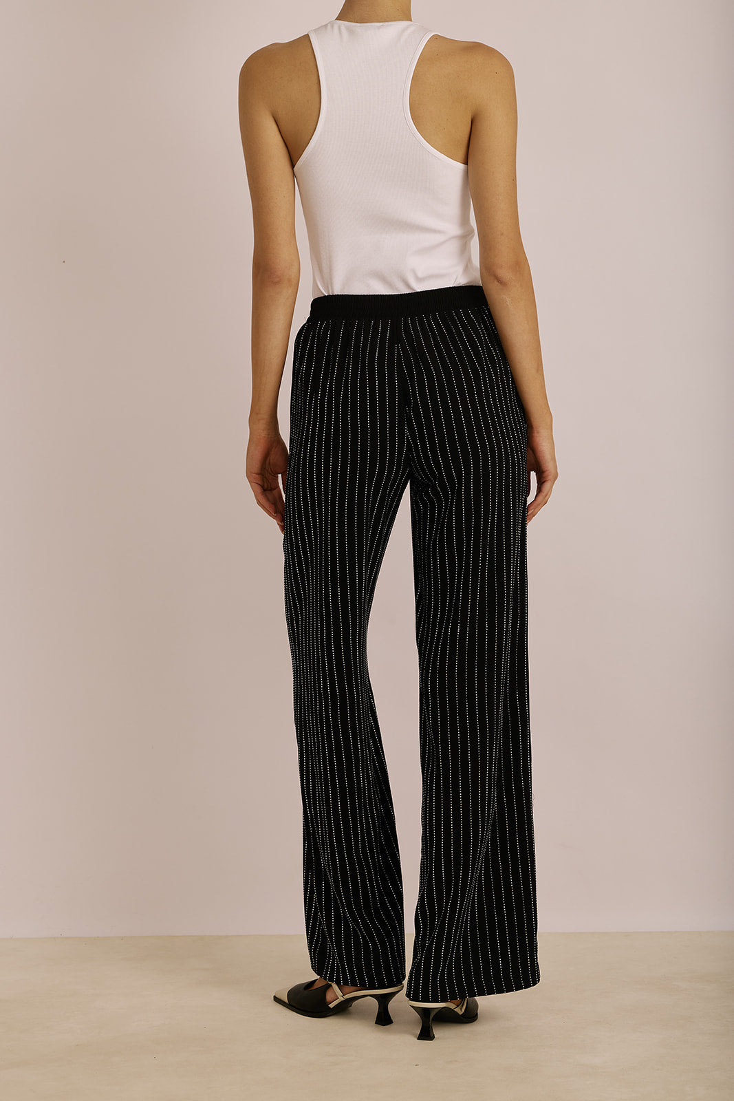 גופיית ריב עם עיטור בצווארוןהרכב: 94% כותנה, 6% אלסטןהדוגמנית בגובה 1.80 ולובשת מידה 42 של PESERICO