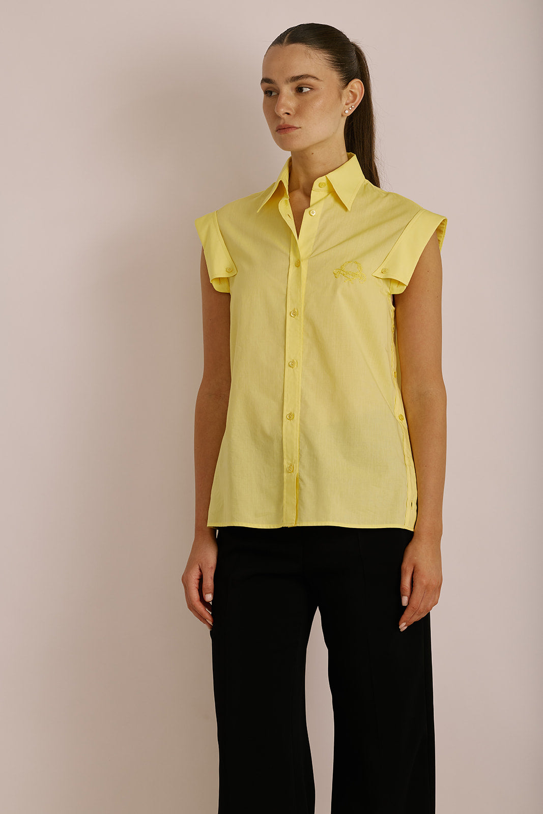 גופייה במראה מחוייט עם עיטור בשרוולים וסגירת כפתורים במרכז ובצידי הגוףהרכב: 100% כותנההדוגמנית בגובה 1.80 ולובשת מידה S של MOSCHINO