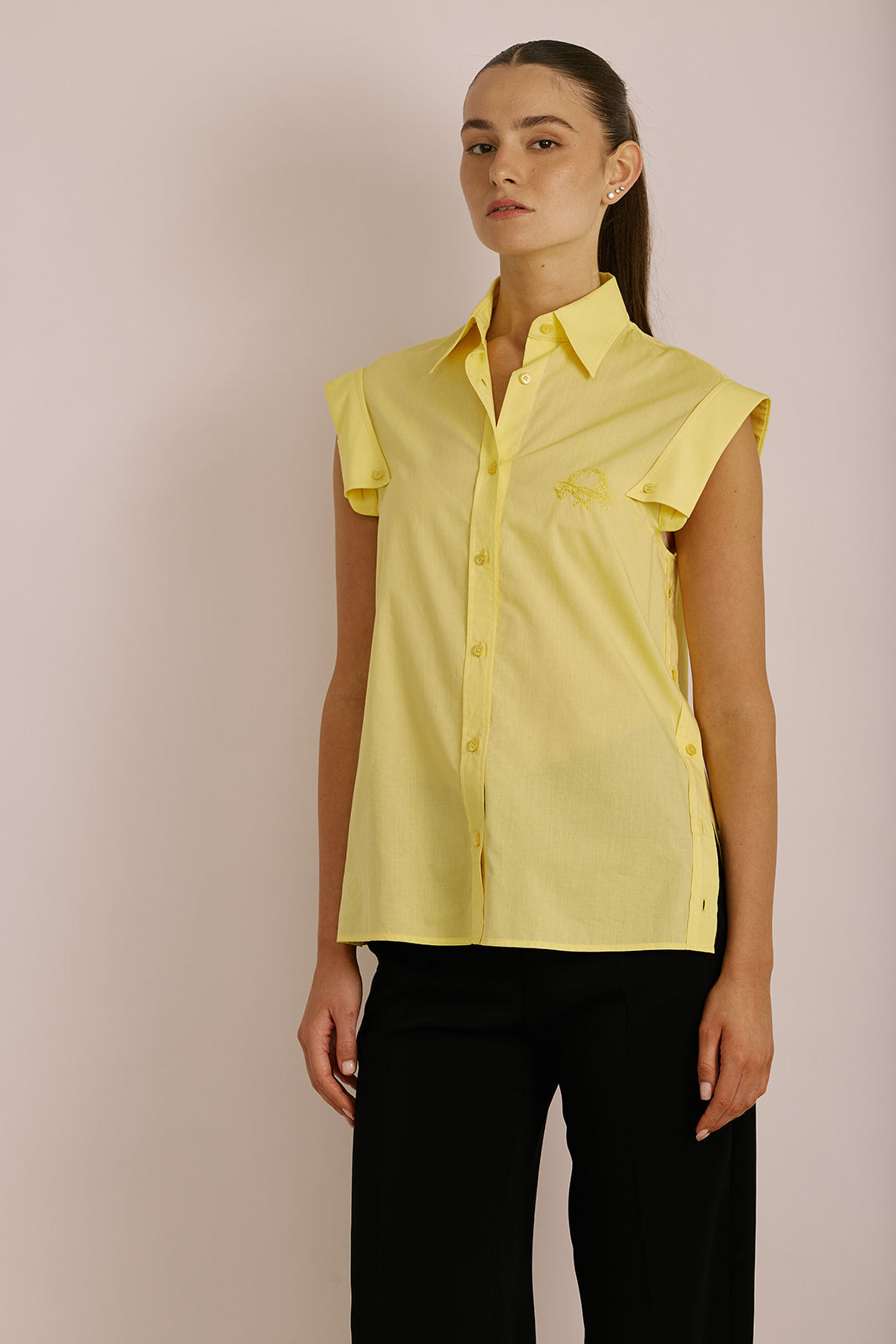 גופייה במראה מחוייט עם עיטור בשרוולים וסגירת כפתורים במרכז ובצידי הגוףהרכב: 100% כותנההדוגמנית בגובה 1.80 ולובשת מידה S של MOSCHINO