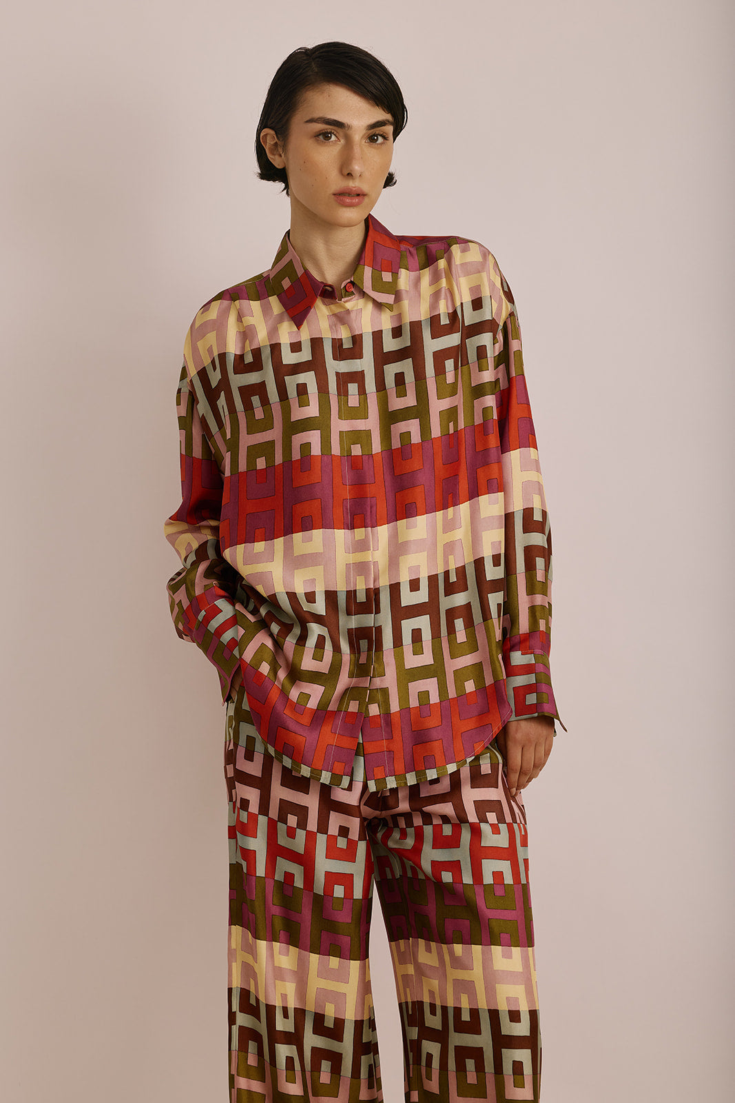 חולצה מכופתרת עם הדפסהרכב: 100% משיהדוגמנית בגובה 1.80 ולובשת מידה 42 של LORENA ANTONIAZZI