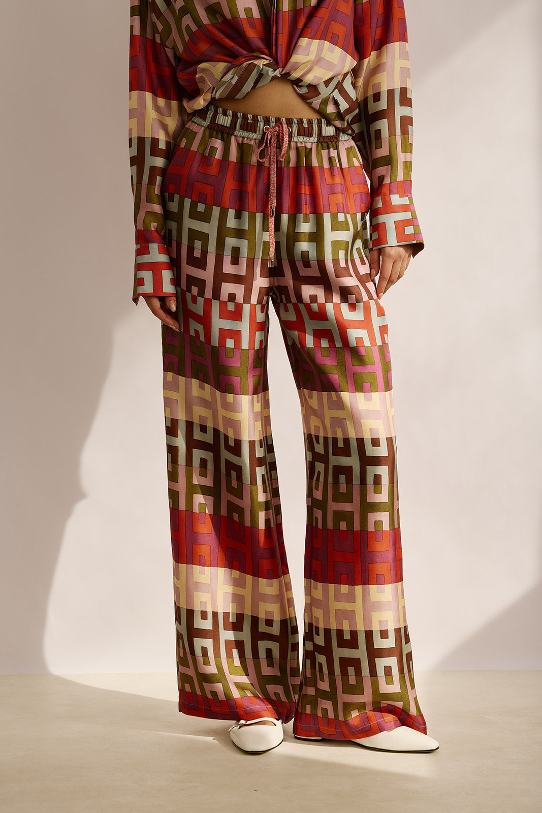 מכנסי לאונג' עם שרוך קשירה בהדפסהרכב: 100% משיהדוגמנית בגובה 1.80 ולובשת מידה 42 של LORENA ANTONIAZZI