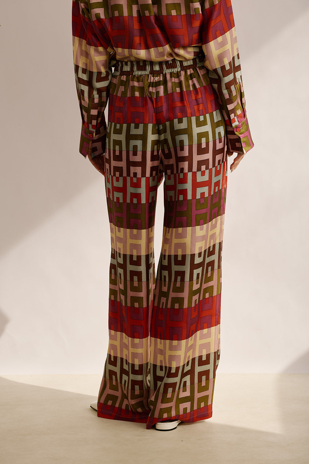 מכנסי לאונג' עם שרוך קשירה בהדפסהרכב: 100% משיהדוגמנית בגובה 1.80 ולובשת מידה 42 של LORENA ANTONIAZZI