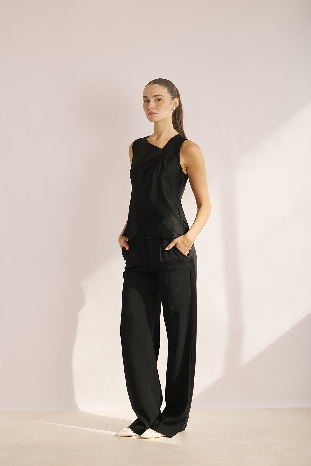 גופיית משי מעוטר באלמנט בצווארוןהרכב: 64% אצטט, 34% משיהדוגמנית בגובה 1.80 ולובשת מידה