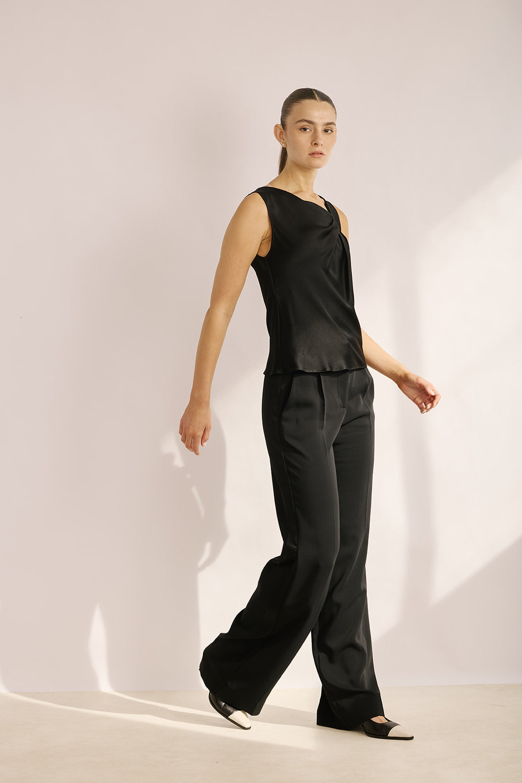 מכנסיים מחוייטים בגזרה מתרחבתהרכב: 96% ויסקוזה, 4% אלסטןהדוגמנית בגובה 1.80 ולובשת מידה 42 של ALBERA FERRETTI