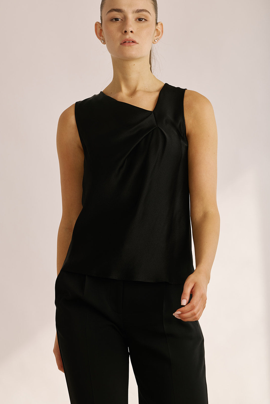 גופיית משי מעוטר באלמנט בצווארוןהרכב: 64% אצטט, 34% משיהדוגמנית בגובה 1.80 ולובשת מידה