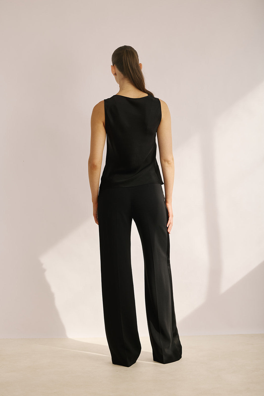 מכנסיים מחוייטים בגזרה מתרחבתהרכב: 96% ויסקוזה, 4% אלסטןהדוגמנית בגובה 1.80 ולובשת מידה 42 של ALBERA FERRETTI