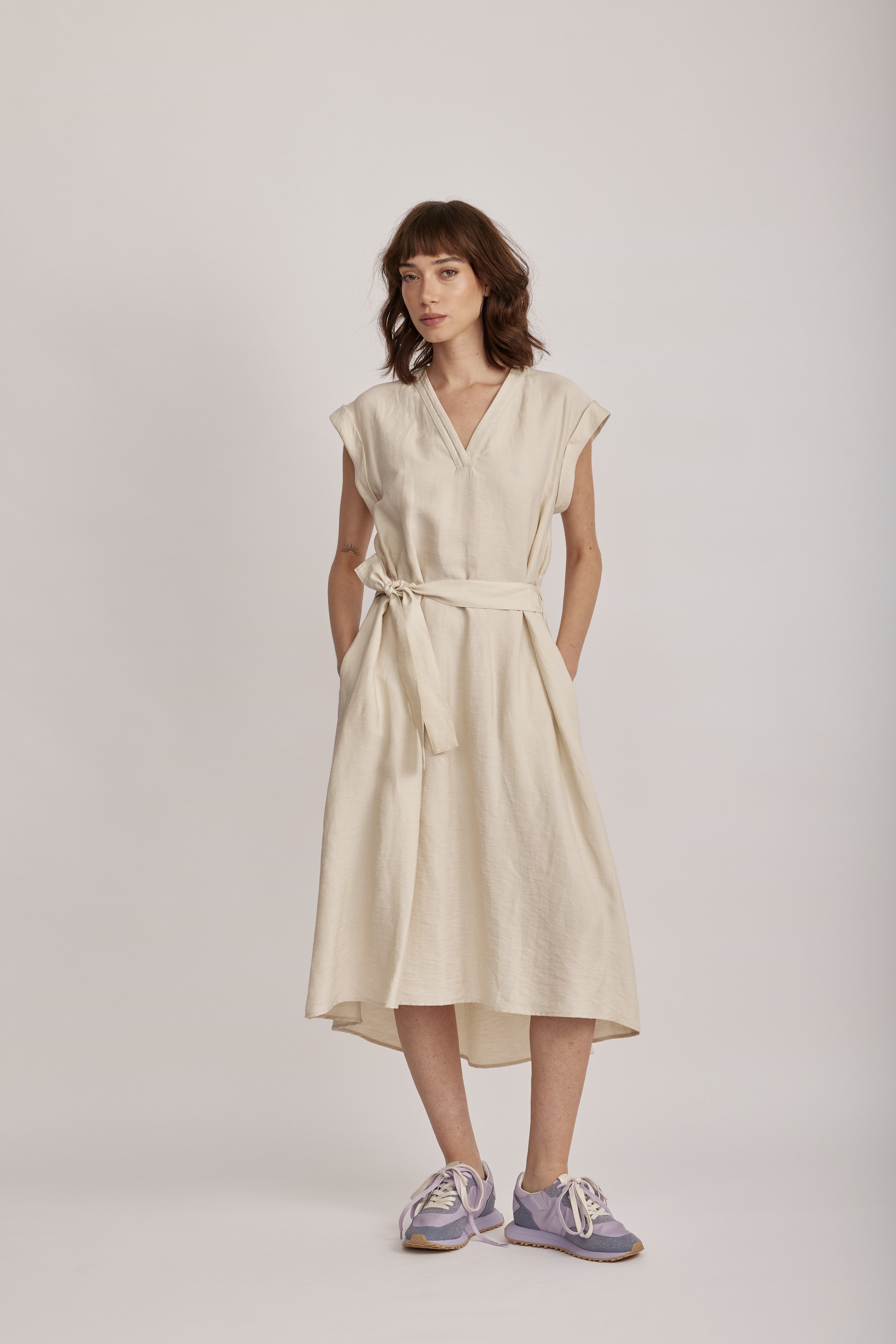 שמלה מבית המותג האיטלקי PESERICO, מבד טוויל פשתן-ויסקוזה רך וקליל, במראה נשפך וזורם. השמלה באורך מידי, בגזרה משוחררת, עם מותן אלסטי בגב וחגורת קשירה, להדגשת הצללית והתאמה אישית, שני כיסי צד פנימיים, שרוולי קימונו קצרים, וצווארון וי.הרכב: 57% פשתן, 32% ויסקוזה, 11% פוליאמידהדוגמנית בגובה 1.75 ולובשת מידה 42 של PESERICO