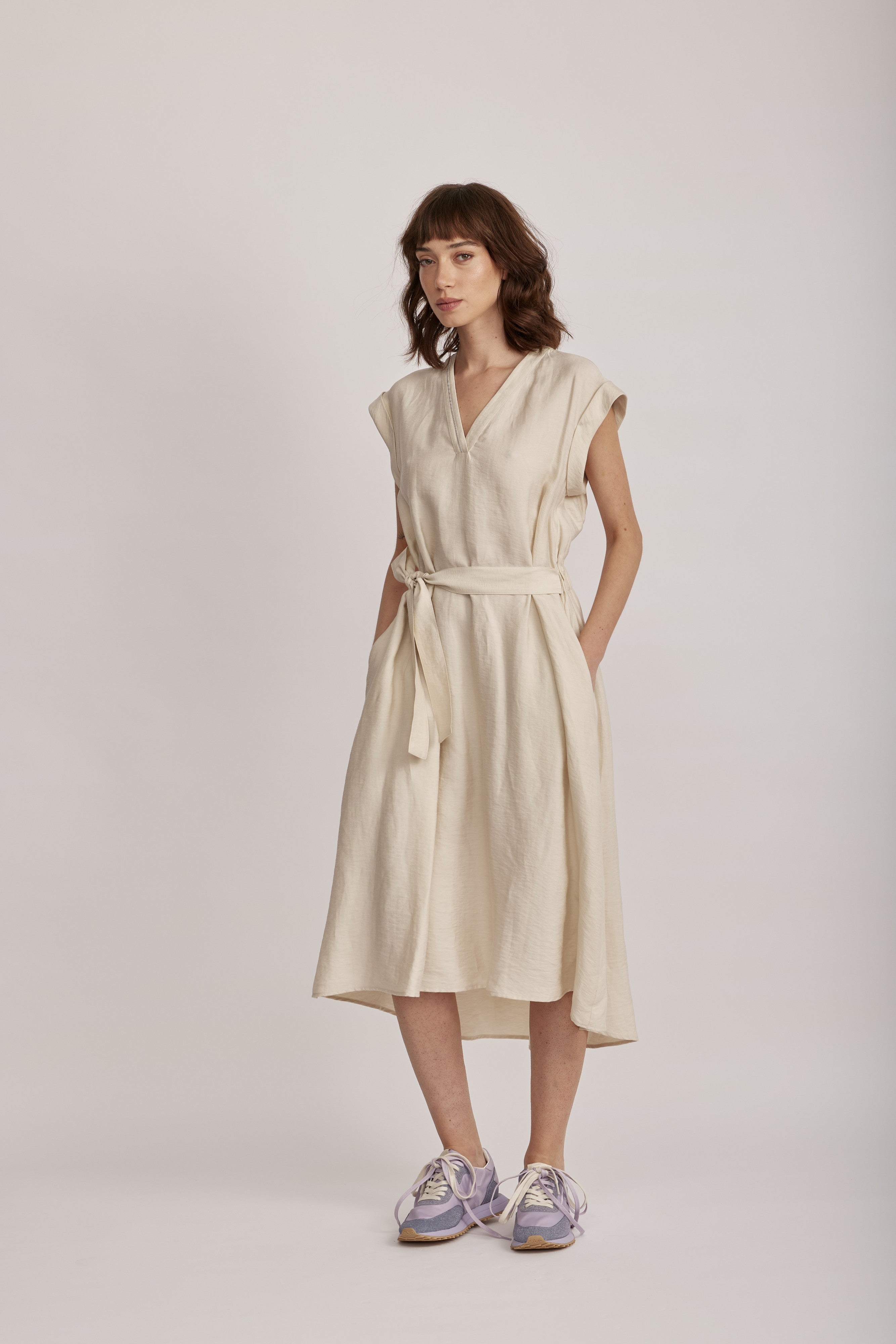 שמלה מבית המותג האיטלקי PESERICO, מבד טוויל פשתן-ויסקוזה רך וקליל, במראה נשפך וזורם. השמלה באורך מידי, בגזרה משוחררת, עם מותן אלסטי בגב וחגורת קשירה, להדגשת הצללית והתאמה אישית, שני כיסי צד פנימיים, שרוולי קימונו קצרים, וצווארון וי.הרכב: 57% פשתן, 32% ויסקוזה, 11% פוליאמידהדוגמנית בגובה 1.75 ולובשת מידה 42 של PESERICO