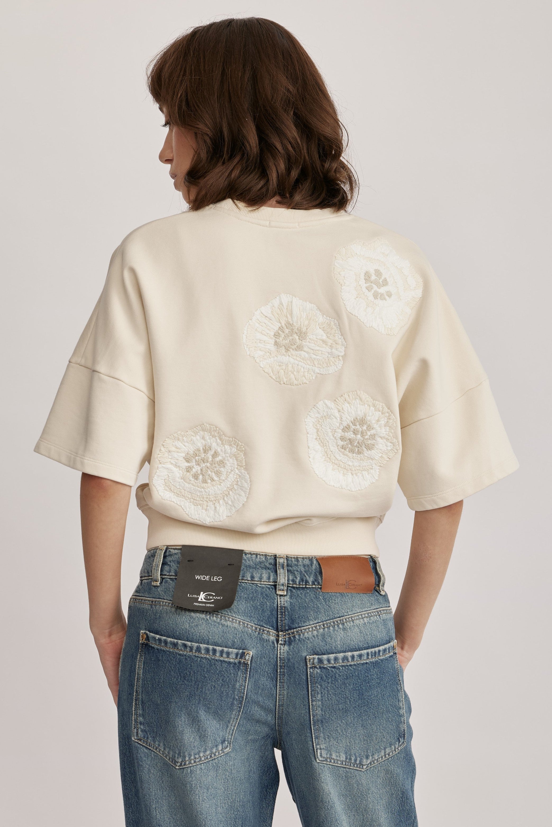 סווטשירט מבית המותג DRYKORN, עם רקמה פרחונית ייחודית בעבודת יד. הסווטשירט מבד כותנה עבה ונעים, בגזרה רחבה ונינוחה, שרוולים קצרים עם כתף שמוטה, צווארון עגול, ומכפלת קצרה בגימור מנג'ט ריב.הרכב: 100% כותנההדוגמנית בגובה 1.75 ולובשת מידה S של דרייקורן