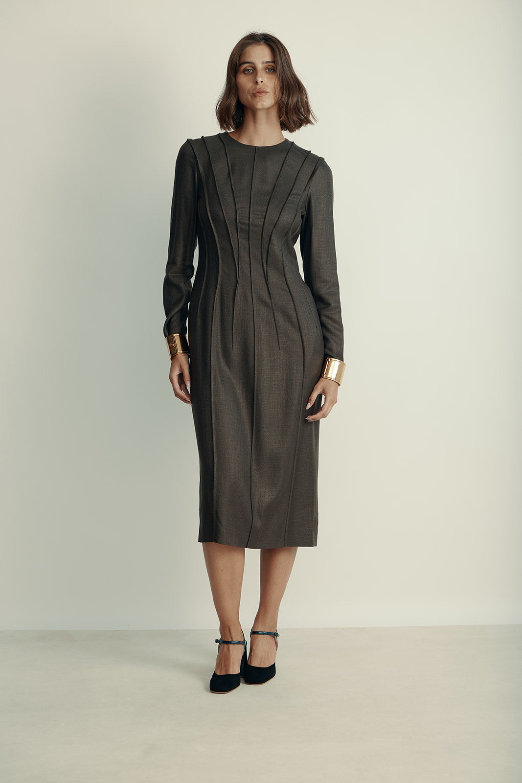 שמלה אלגנטית באורך מידי עם תיפורים לאורךהרכב: 100% ויסקוזה; בטנה: 100% קופרוהדוגמנית בגובה 1.80 ולובשת מידה 42 איטלקית