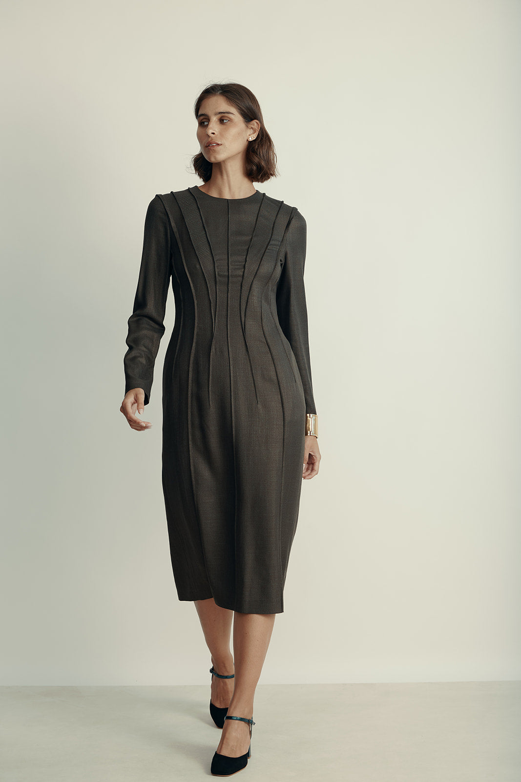 שמלה אלגנטית באורך מידי עם תיפורים לאורךהרכב: 100% ויסקוזה; בטנה: 100% קופרוהדוגמנית בגובה 1.80 ולובשת מידה 42 איטלקית