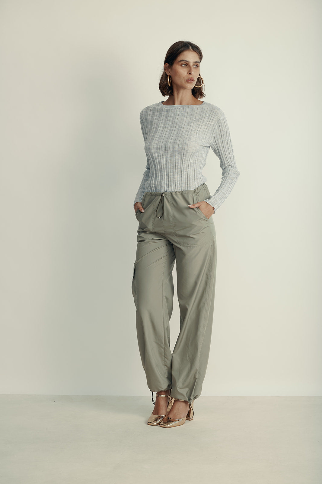 מכנסי קרגו עם שרוך הידוק במותניים וברגלייםהרכב: 100% פוליאסטרהדוגמנית בגובה 1.80 ולובשת מידה 42 איטלקית