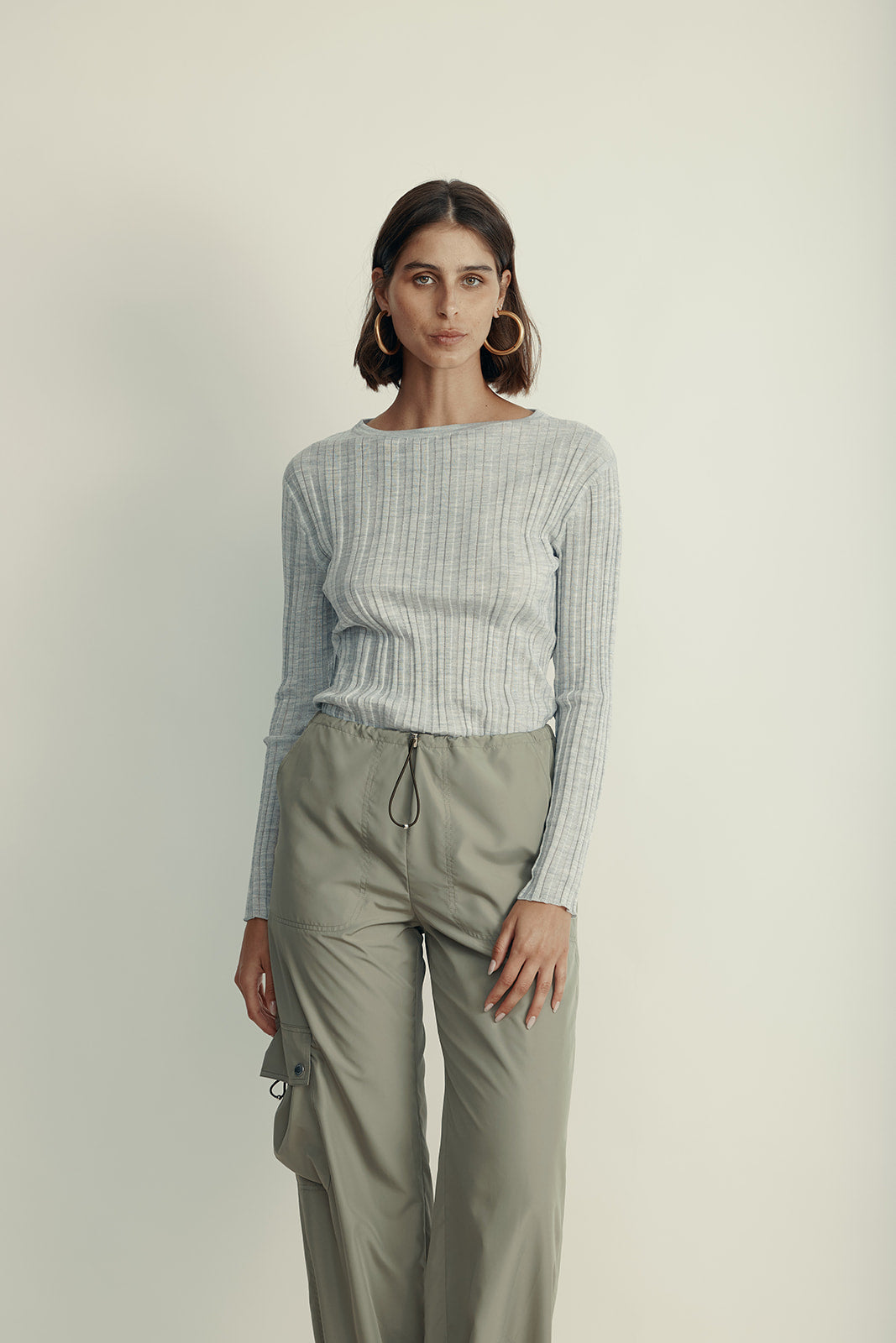 מכנסי קרגו עם שרוך הידוק במותניים וברגלייםהרכב: 100% פוליאסטרהדוגמנית בגובה 1.80 ולובשת מידה 42 איטלקית