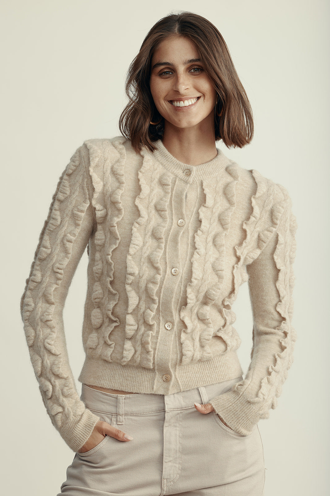 קרדיגן מקולקציית MOSCHINO Couture עם אלמנט מלמלה וסגירת כפתוריםהרכב: 30% צמר וירג'ין, 38% פוליאמיד, 31% מוהיר, 1% אלסטןהדוגמנית בגובה 1.80 ולובשת מידה 42 איטלקית