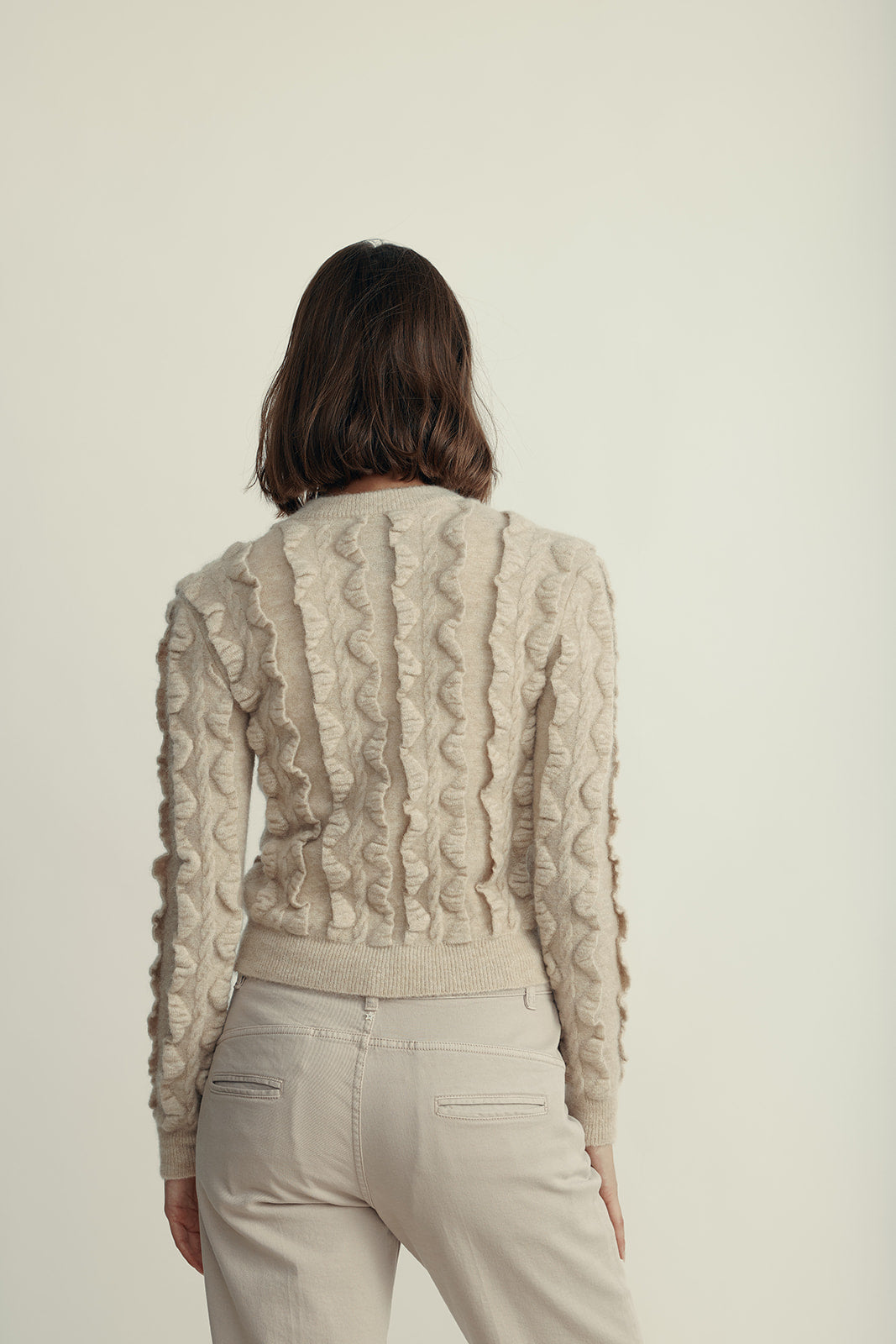 קרדיגן מקולקציית MOSCHINO Couture עם אלמנט מלמלה וסגירת כפתוריםהרכב: 30% צמר וירג'ין, 38% פוליאמיד, 31% מוהיר, 1% אלסטןהדוגמנית בגובה 1.80 ולובשת מידה 42 איטלקית