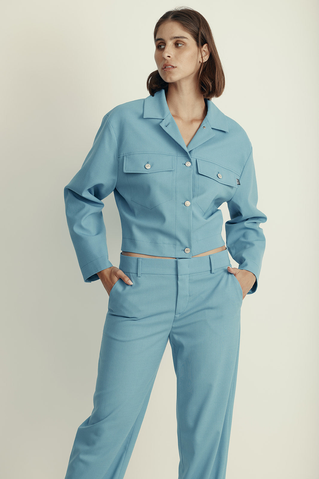 ז'קט בגזרת קרופ מקולקציית MOSCHINO Jeansהרכב: 54% פוליאמיד, 44% צמר, 2% אלסטןהדוגמנית בגובה 1.80 ולובשת מידה 42 איטלקית