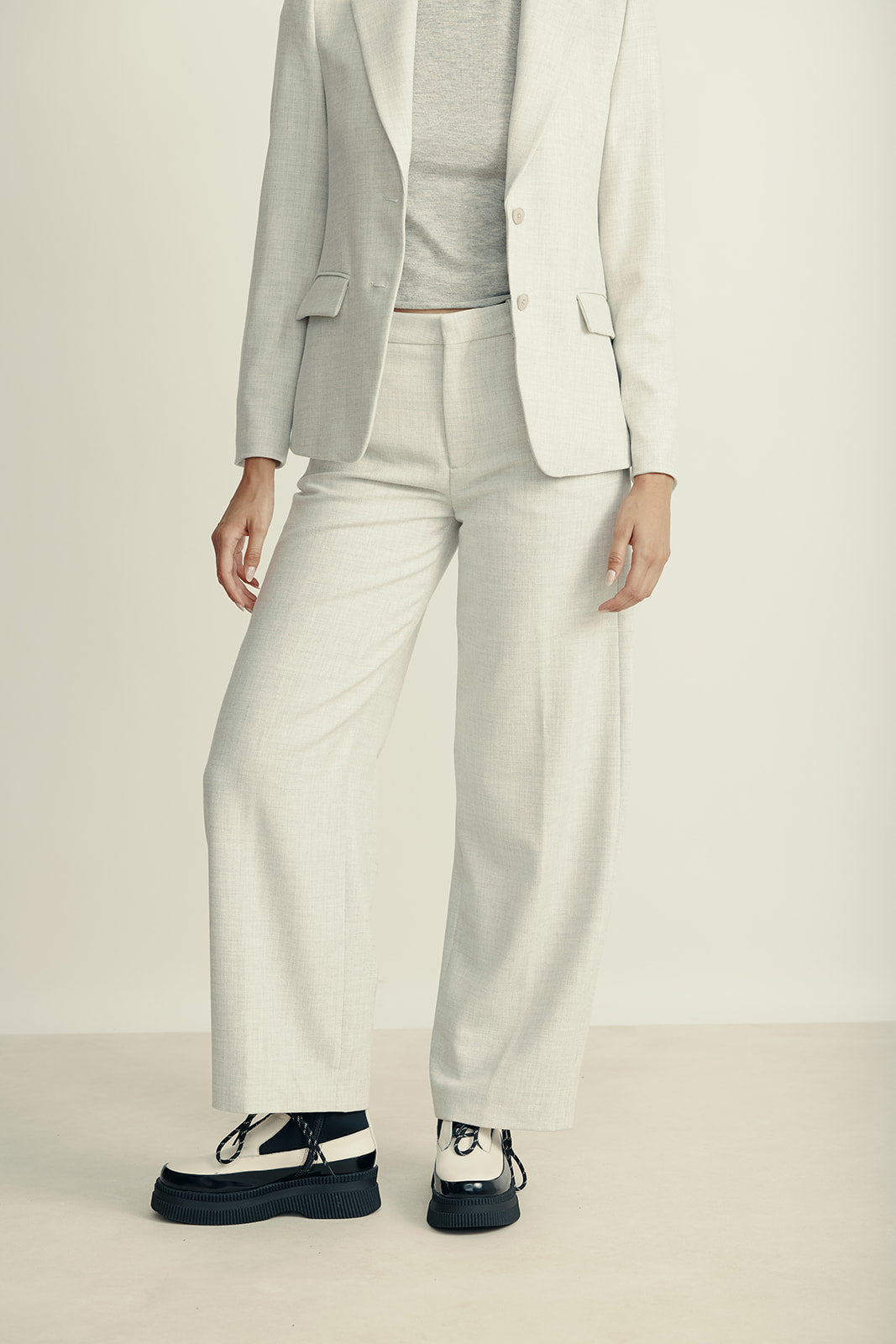 מכנסיים מחוייטים רחביםהרכב: 62% פוליאסטר (ממוחזר), 26% ויסקוזה, 9% צמר, 3% אלסטןהדוגמנית בגובה 1.80 ולובשת מידה 27 של דרייקורן