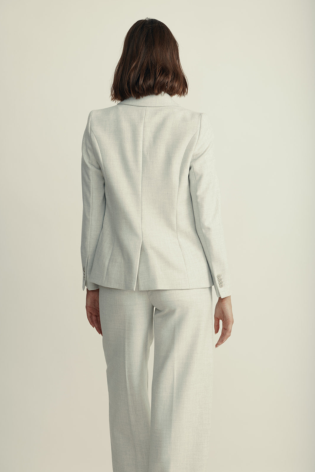 בלייזר סינגל ברסט בגזרת סלים פיטהרכב: 62% פוליאסטר (ממוחזר), 26% ויסקוזה, 9% צמר, 3% אלסטןהדוגמנית בגובה 1.80 ולובשת מידה 2 של דרייקורן